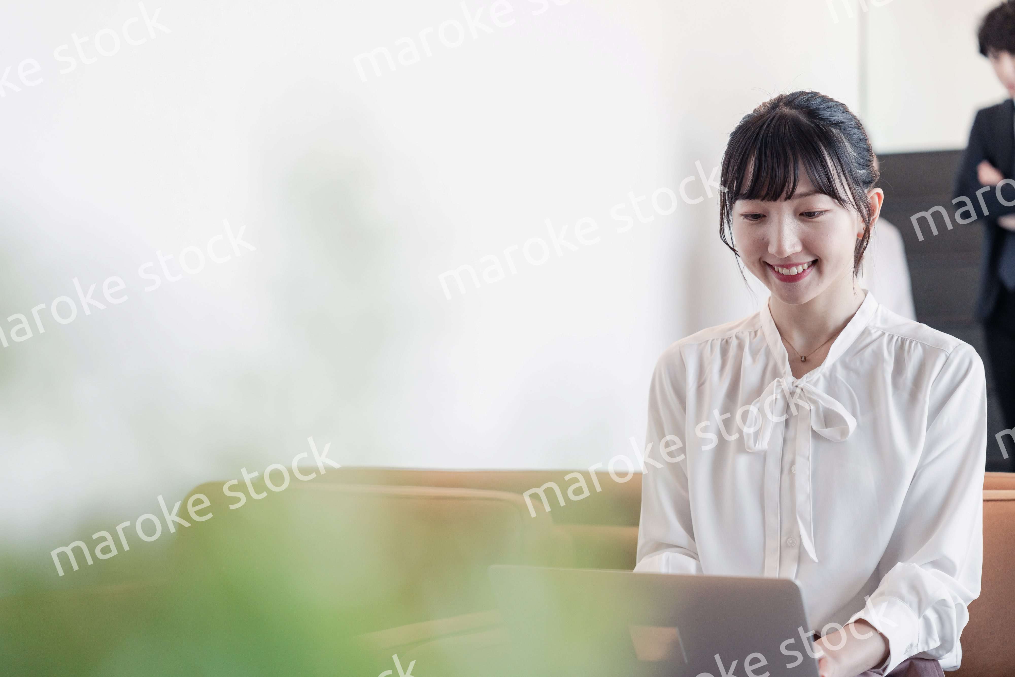 ラウンジで仕事をする若いビジネスウーマン