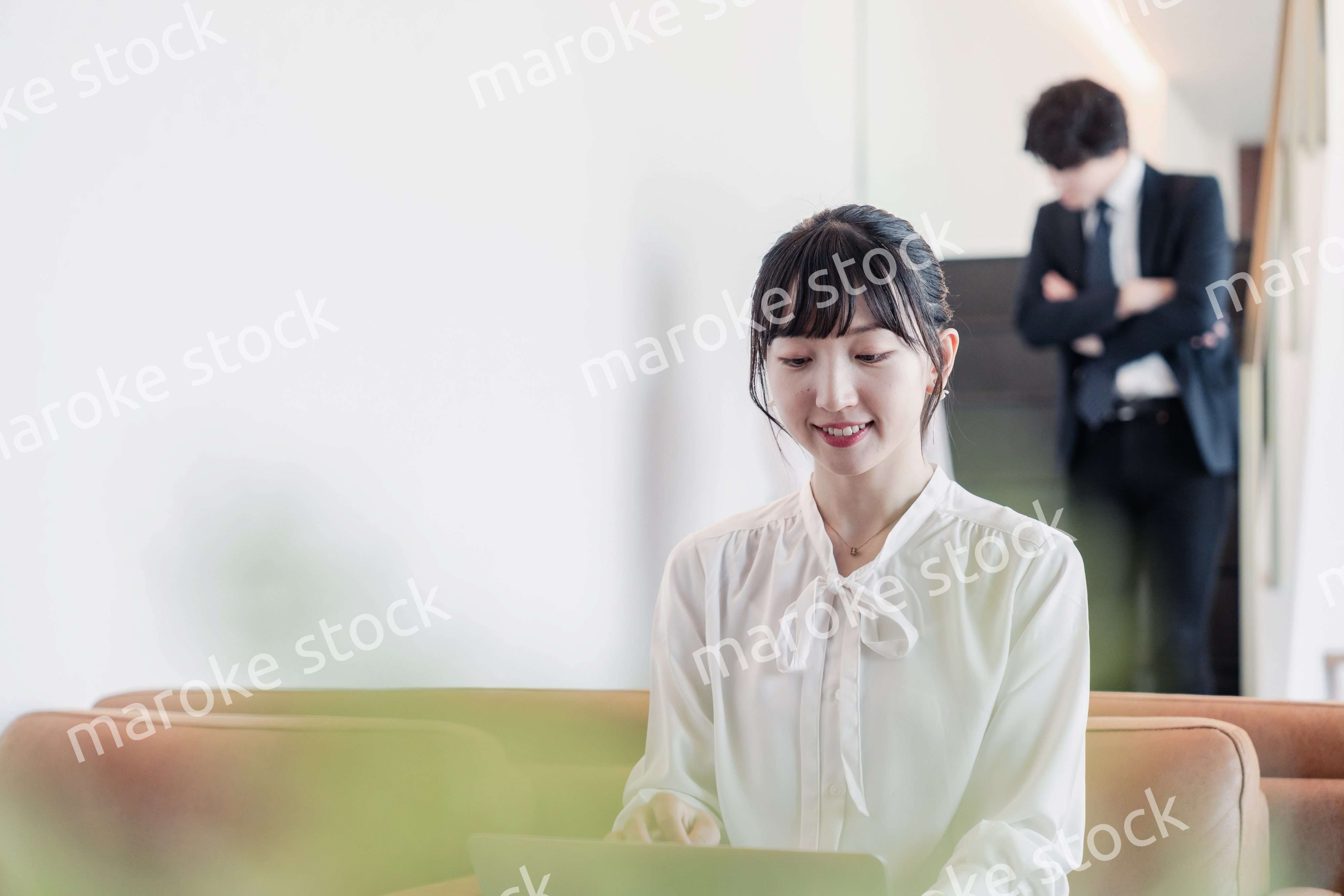 ラウンジで仕事をする若いビジネスウーマン