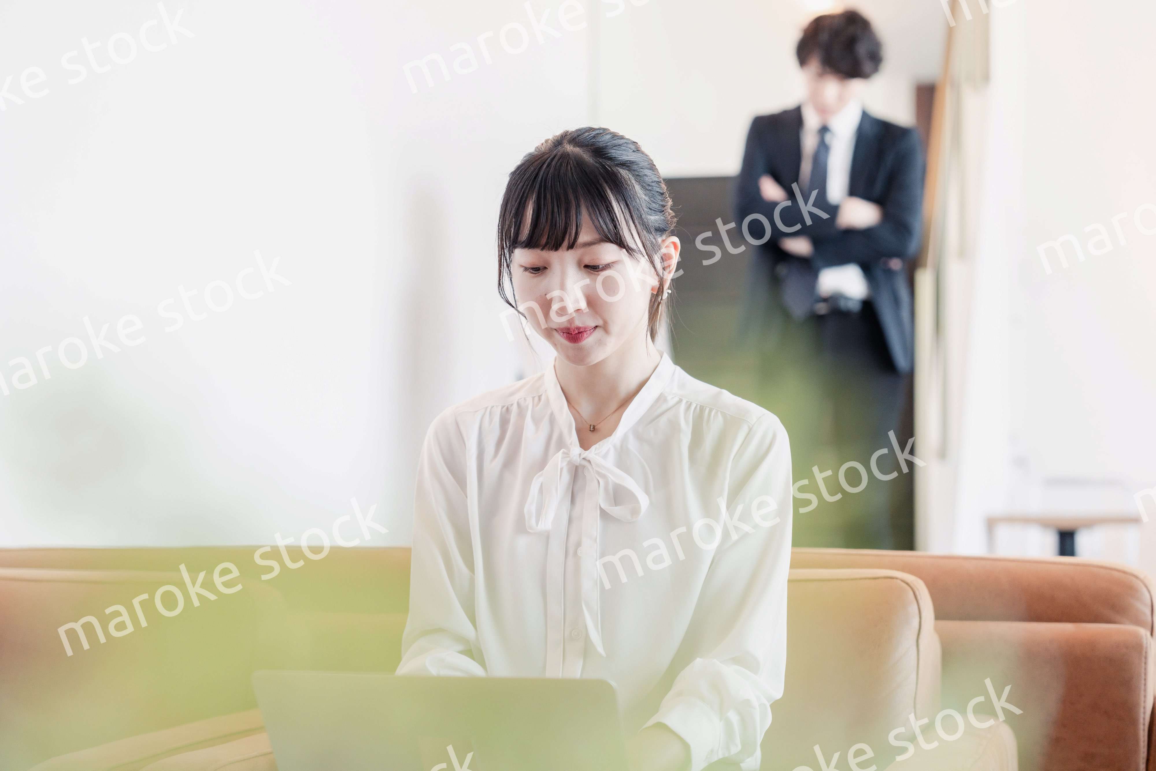 ラウンジで仕事をする若いビジネスウーマン