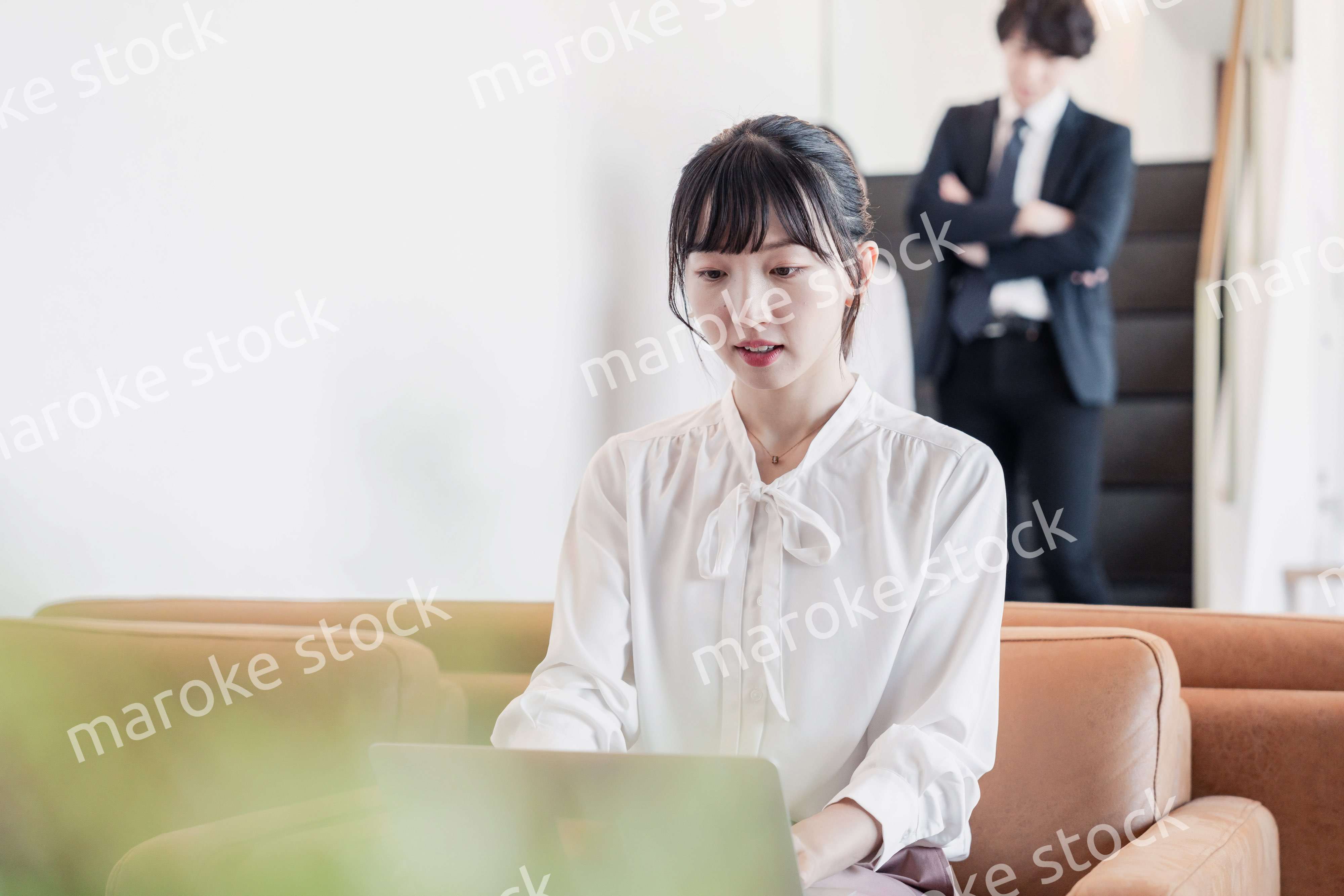 ラウンジで仕事をする若いビジネスウーマン