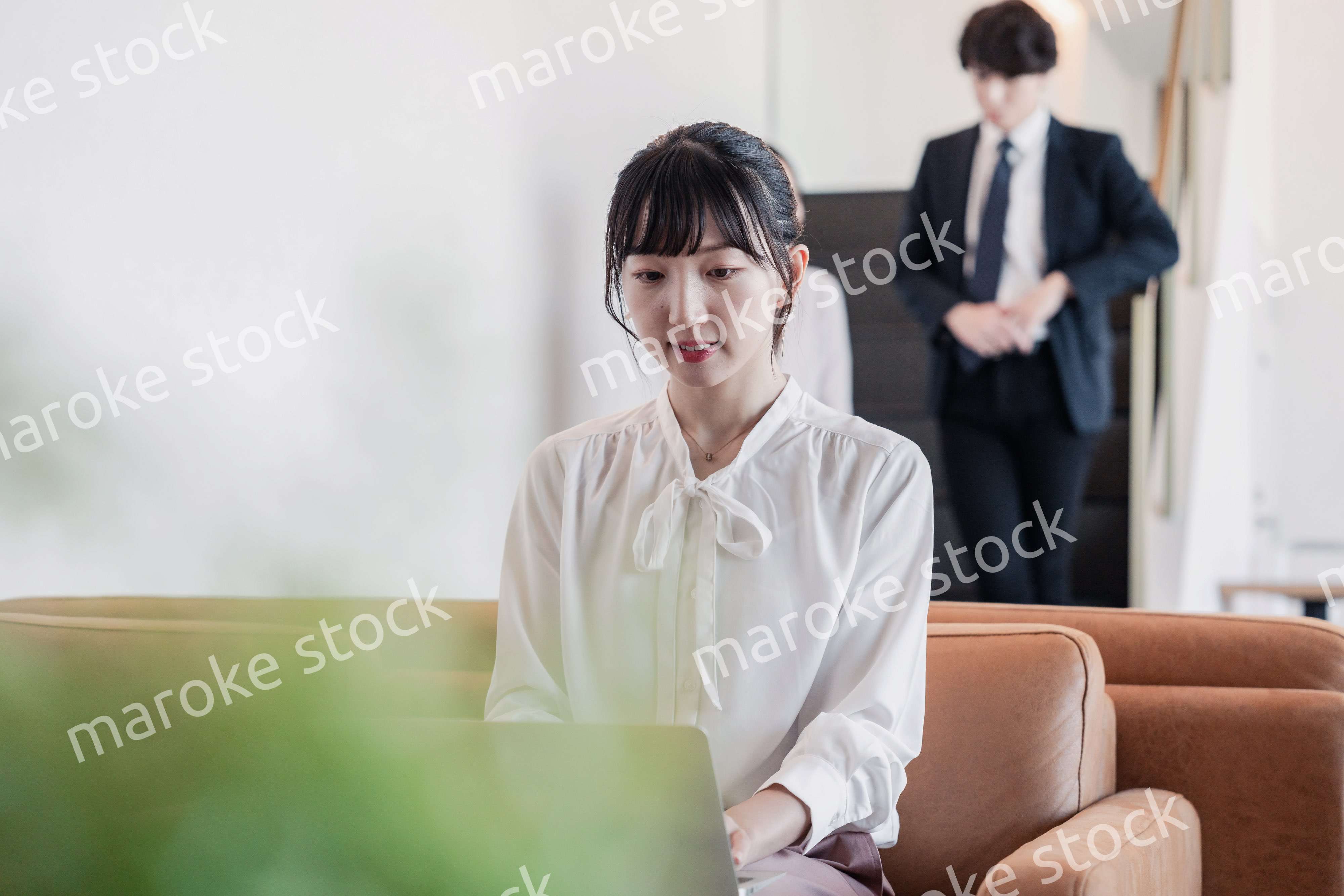 ラウンジで仕事をする若いビジネスウーマン