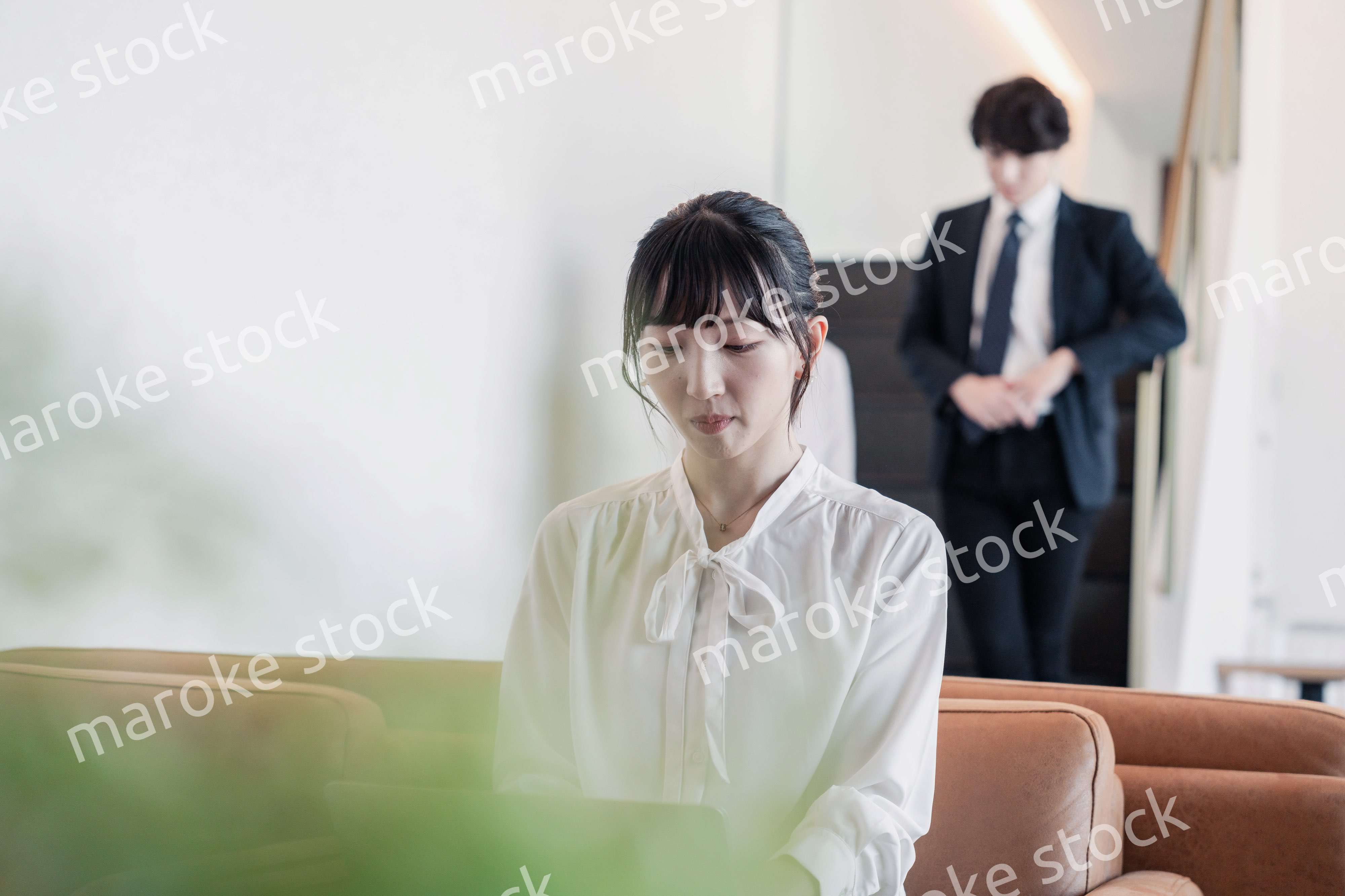 ラウンジで仕事をする若いビジネスウーマン