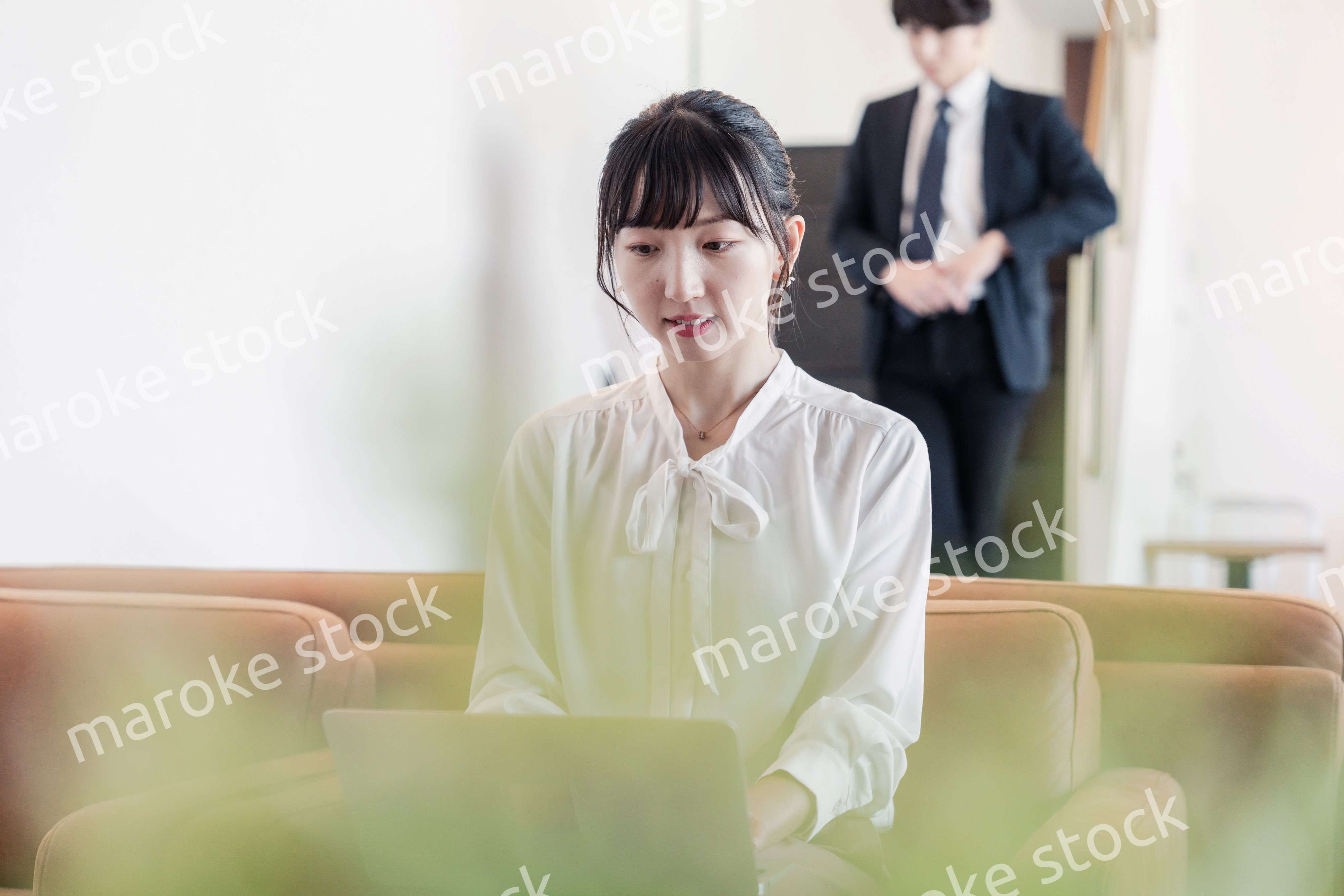 ラウンジで仕事をする若いビジネスウーマン