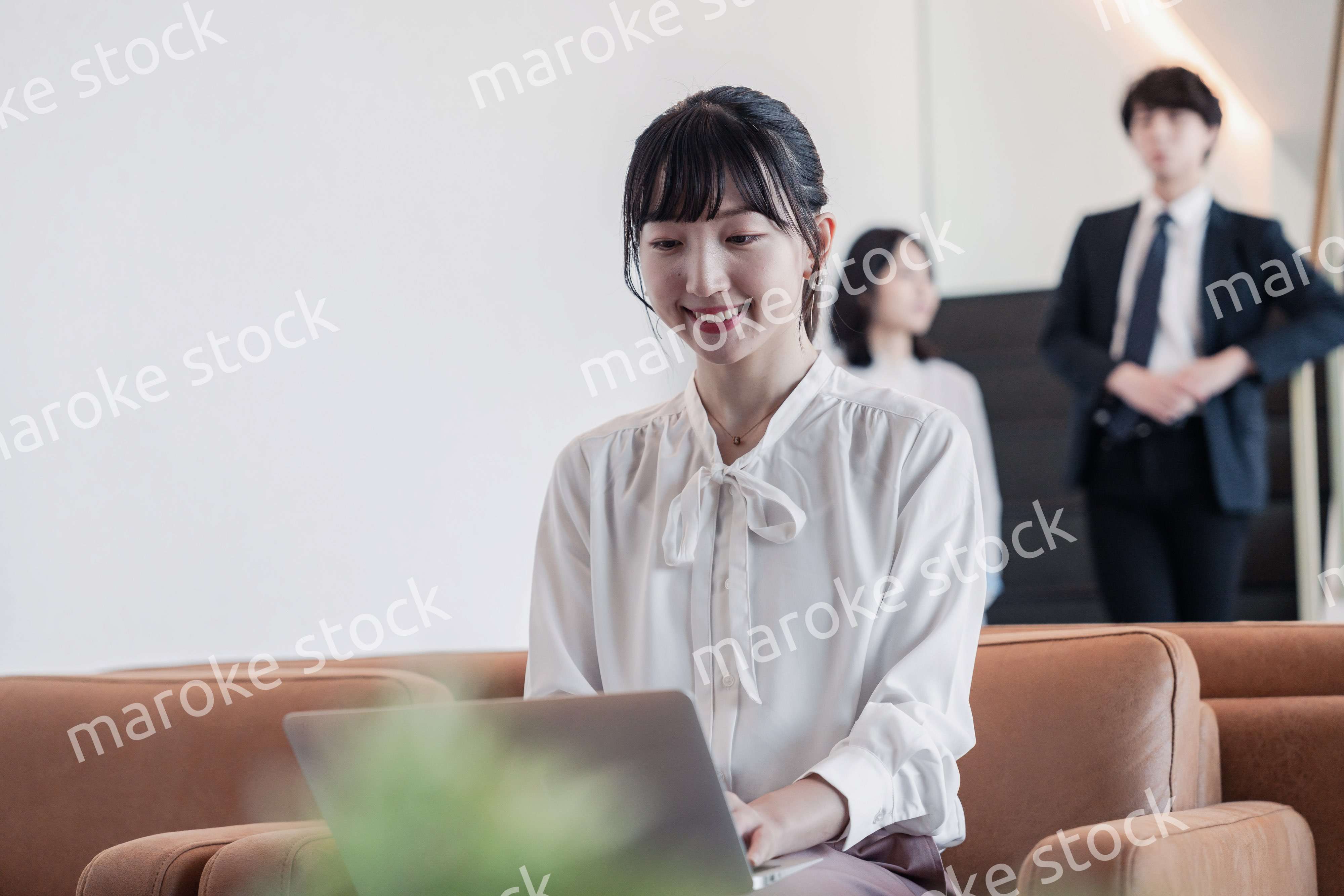 ラウンジで仕事をする若いビジネスウーマン