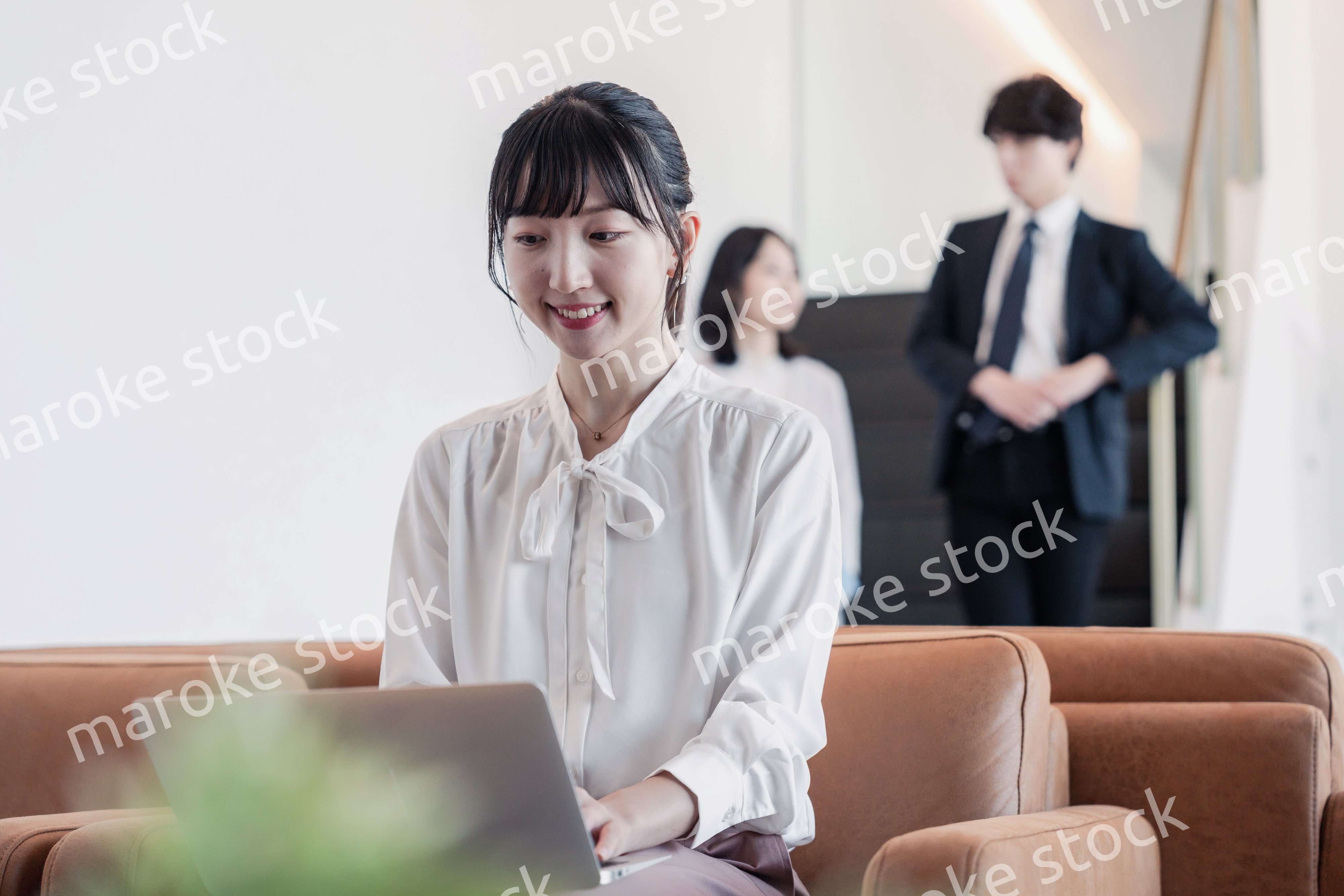 ラウンジで仕事をする若いビジネスウーマン