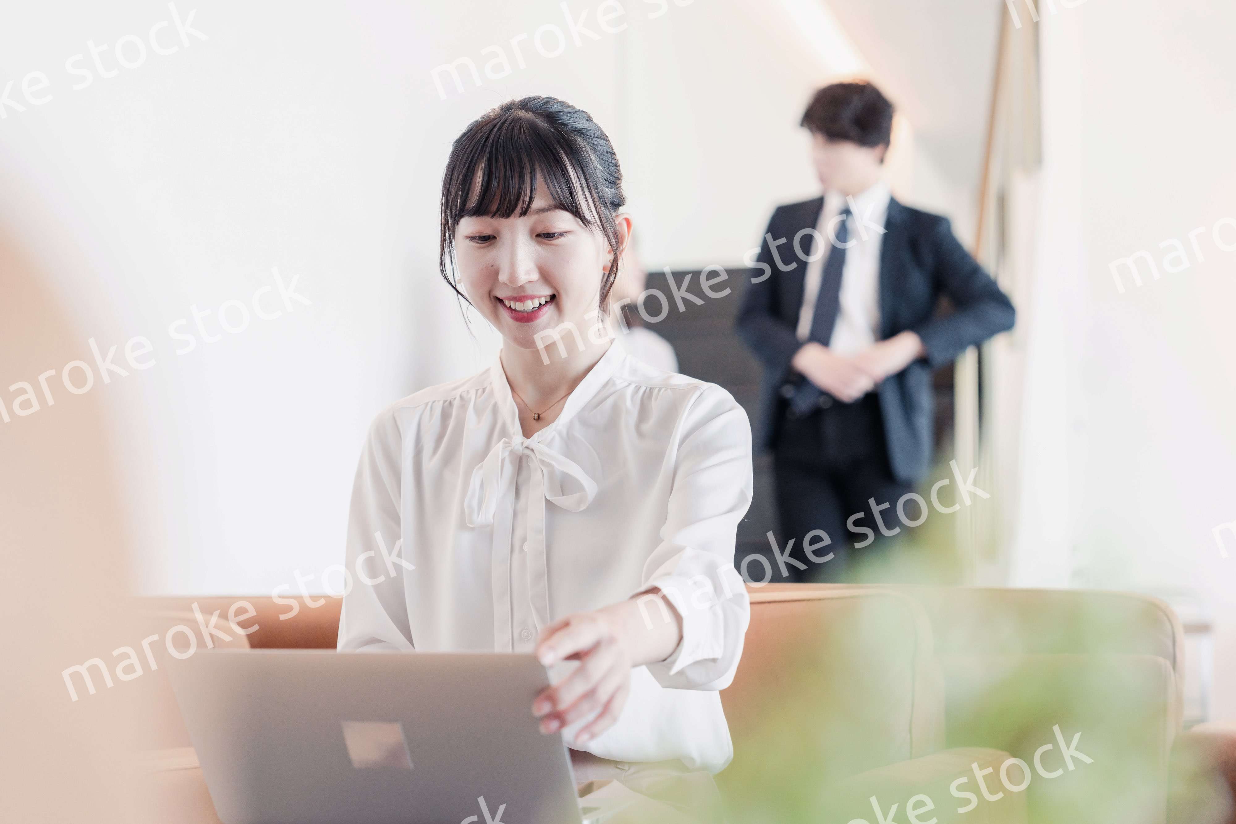 ラウンジで仕事をする若いビジネスウーマン