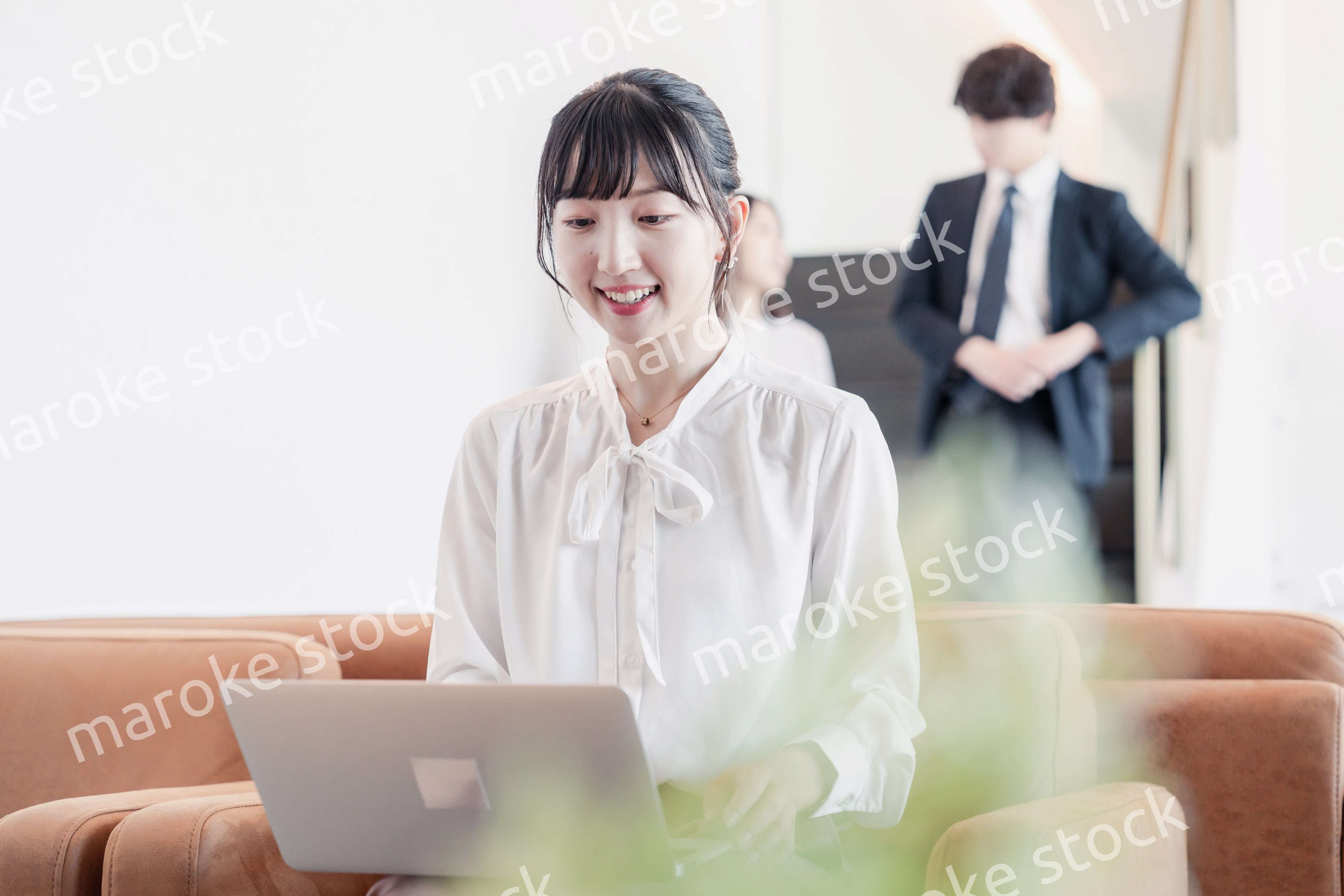 ラウンジで仕事をする若いビジネスウーマン