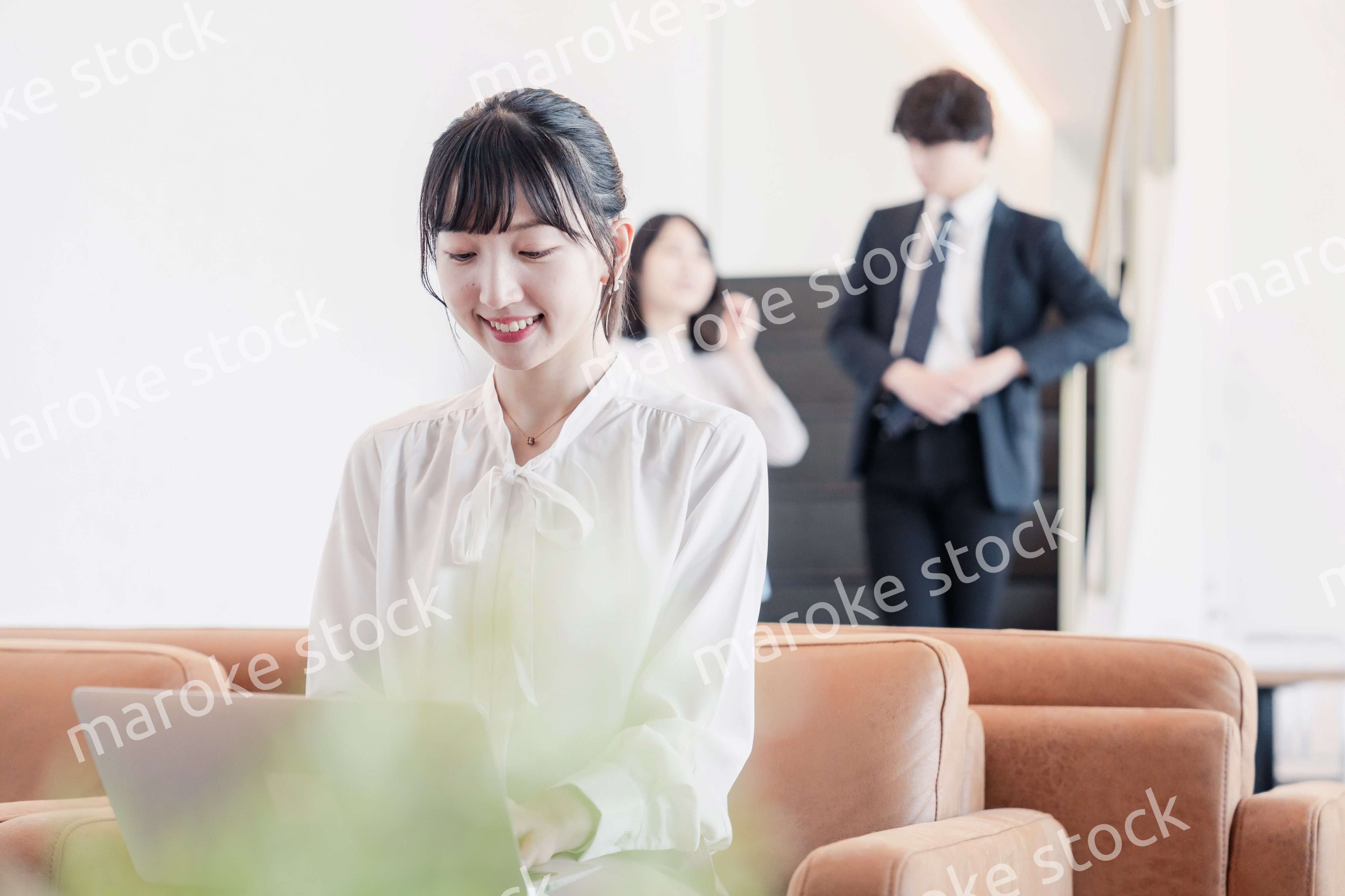 ラウンジで仕事をする若いビジネスウーマン