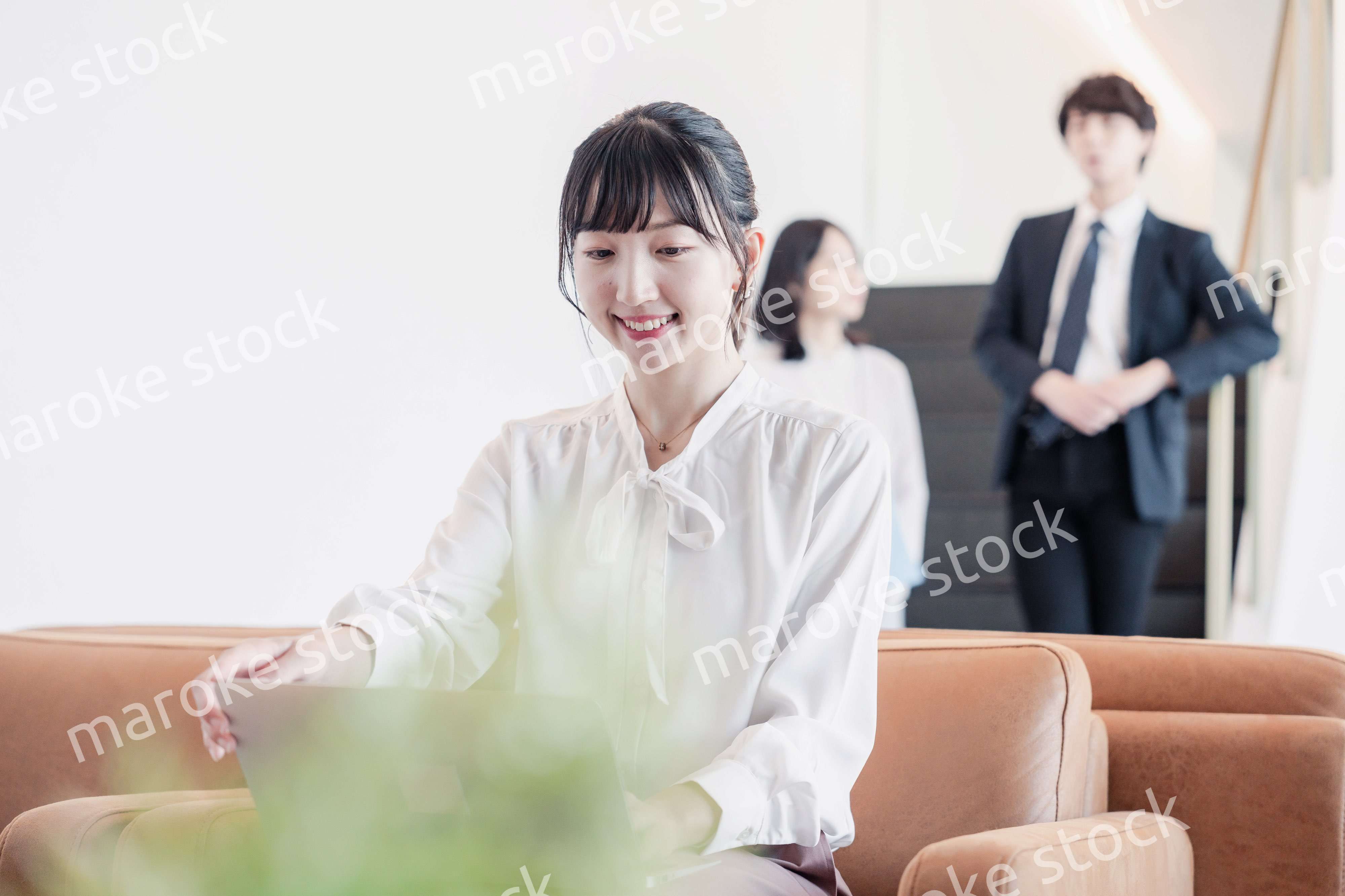 ラウンジで仕事をする若いビジネスウーマン