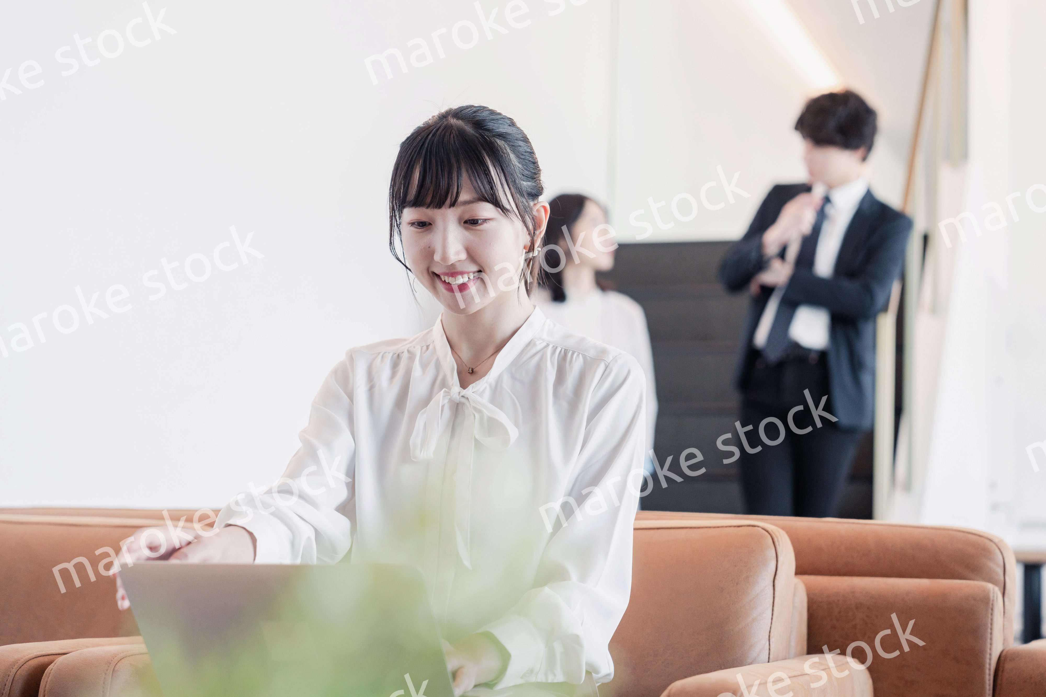 ラウンジで仕事をする若いビジネスウーマン