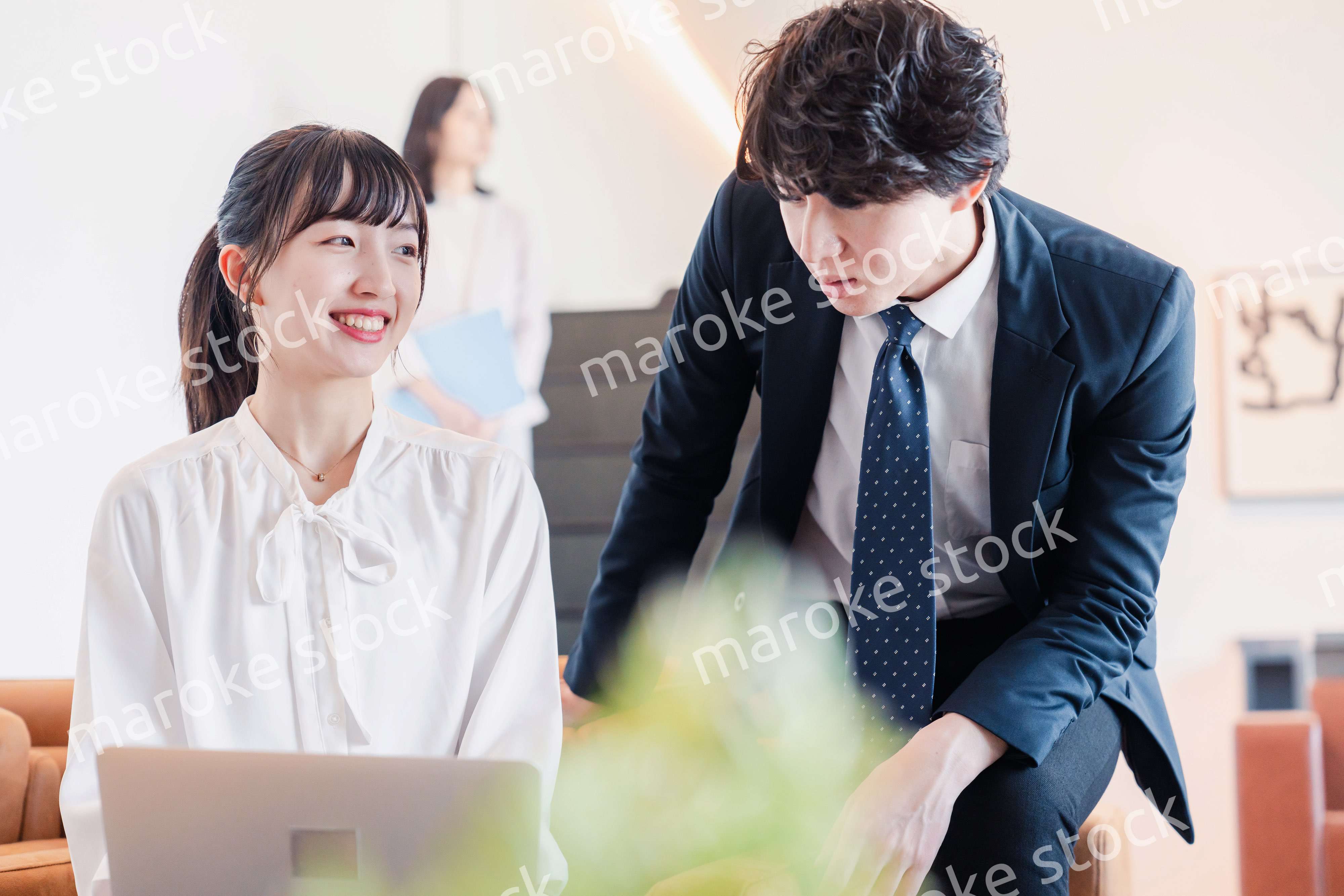 先輩から仕事のアドバイスをもらうビジネスウーマン