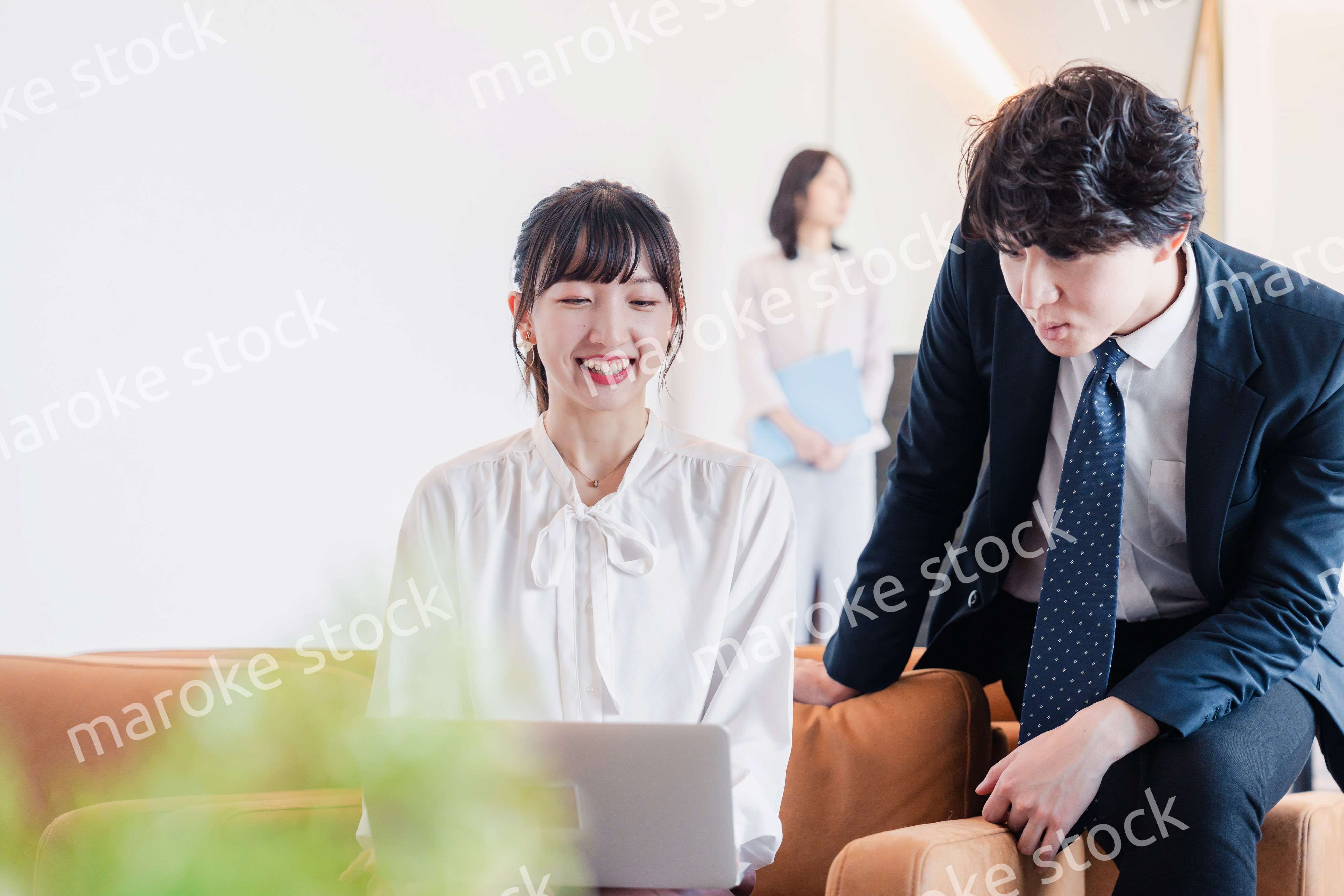 先輩から仕事のアドバイスをもらうビジネスウーマン