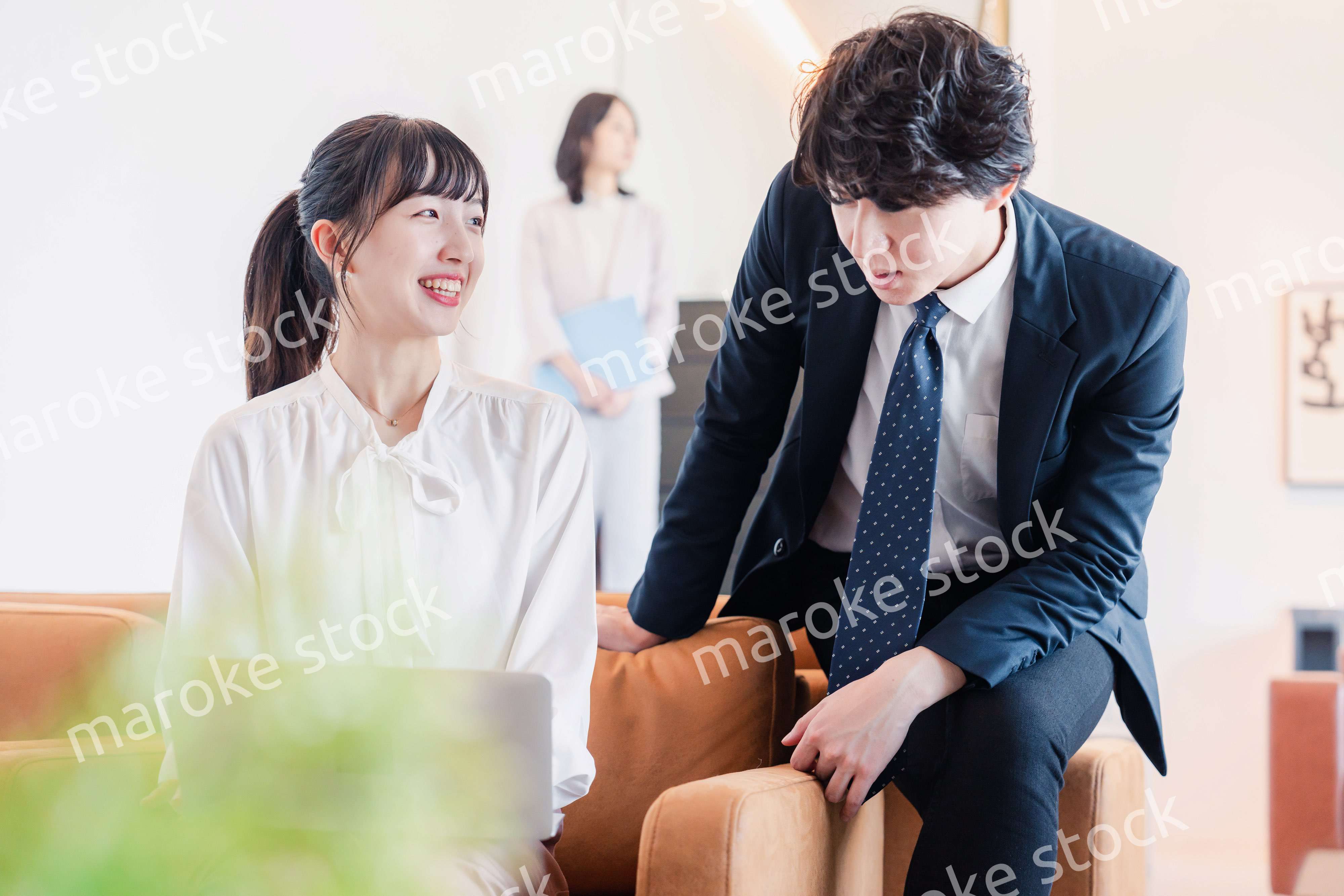 先輩から仕事のアドバイスをもらうビジネスウーマン