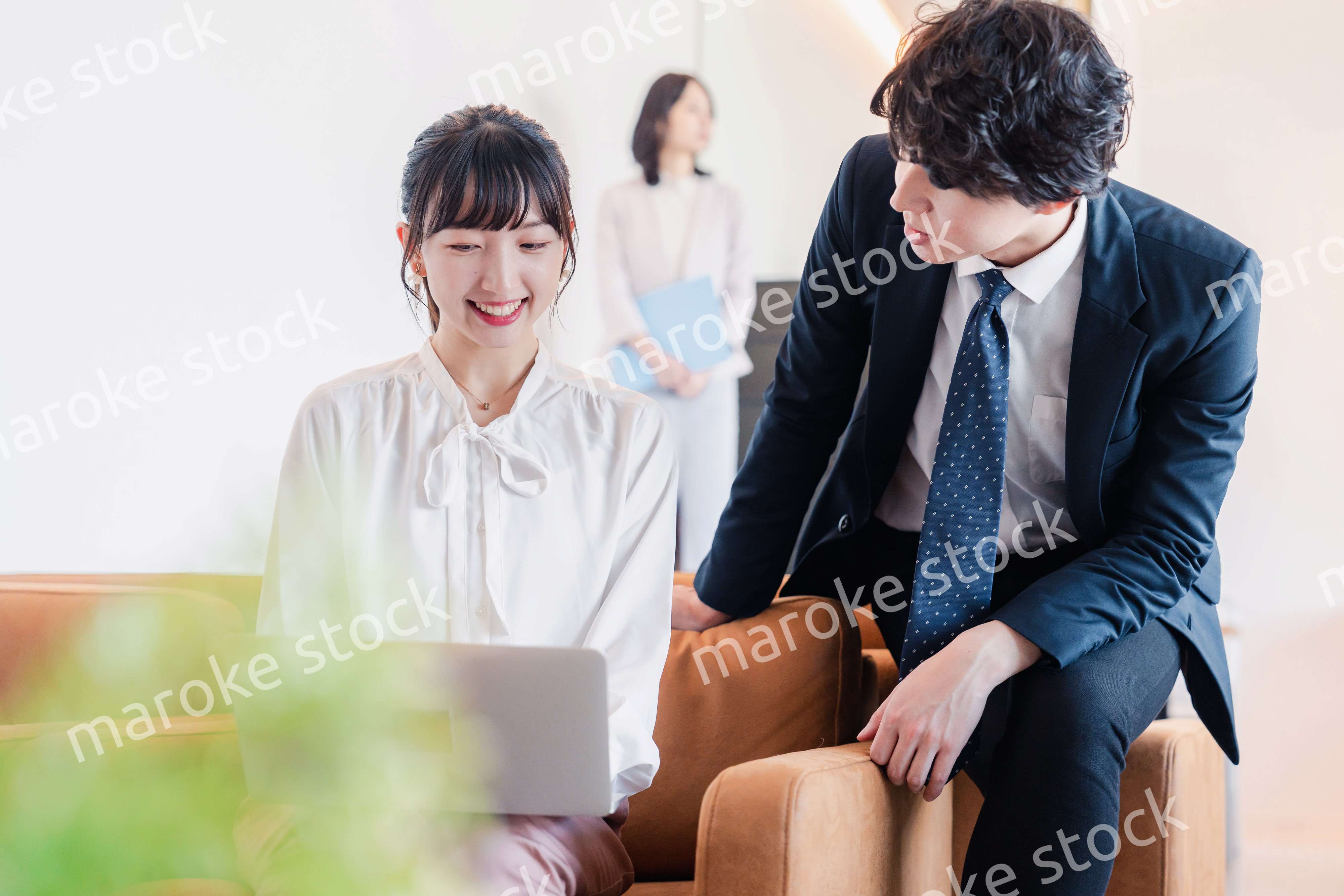 先輩から仕事のアドバイスをもらうビジネスウーマン