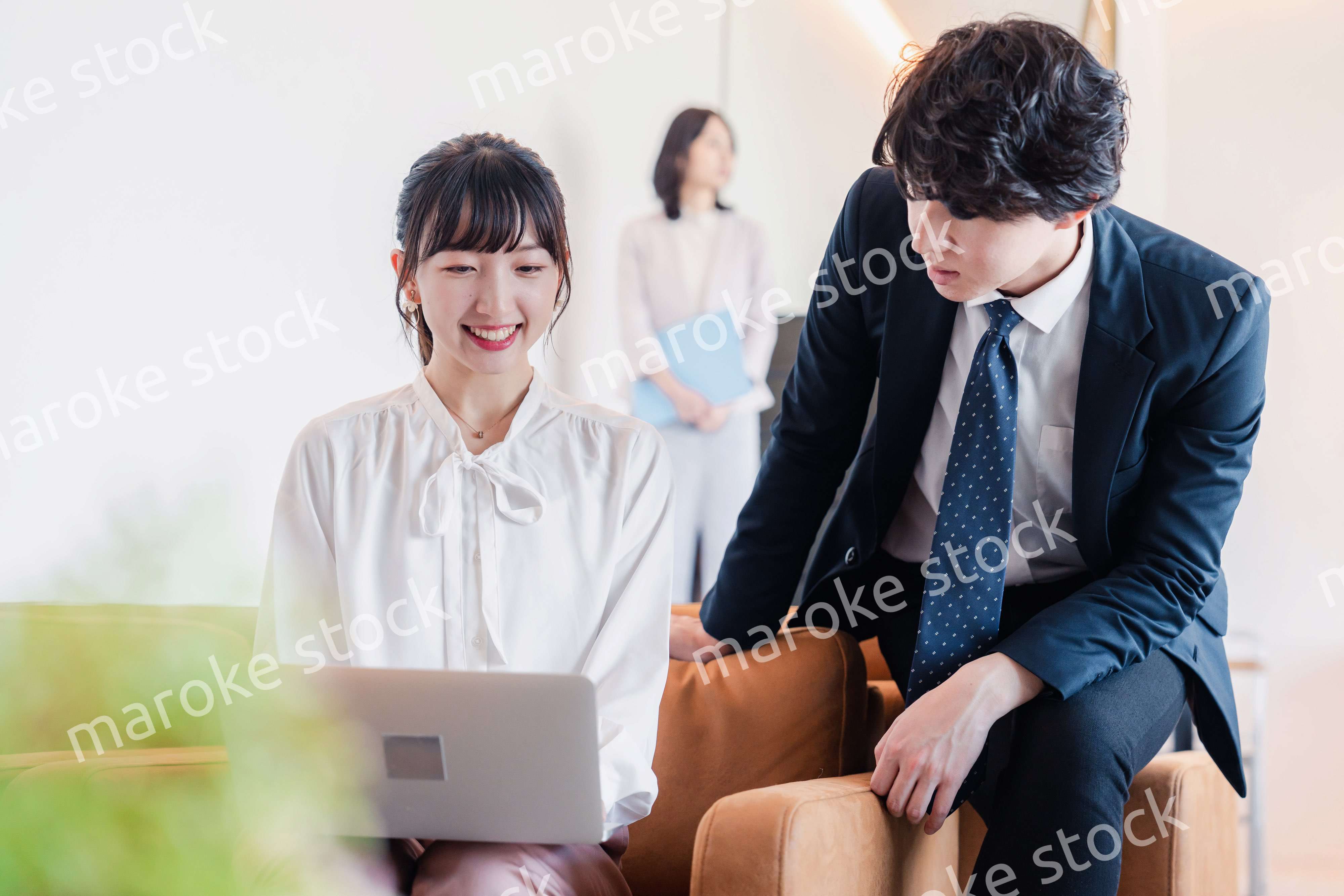 先輩から仕事のアドバイスをもらうビジネスウーマン