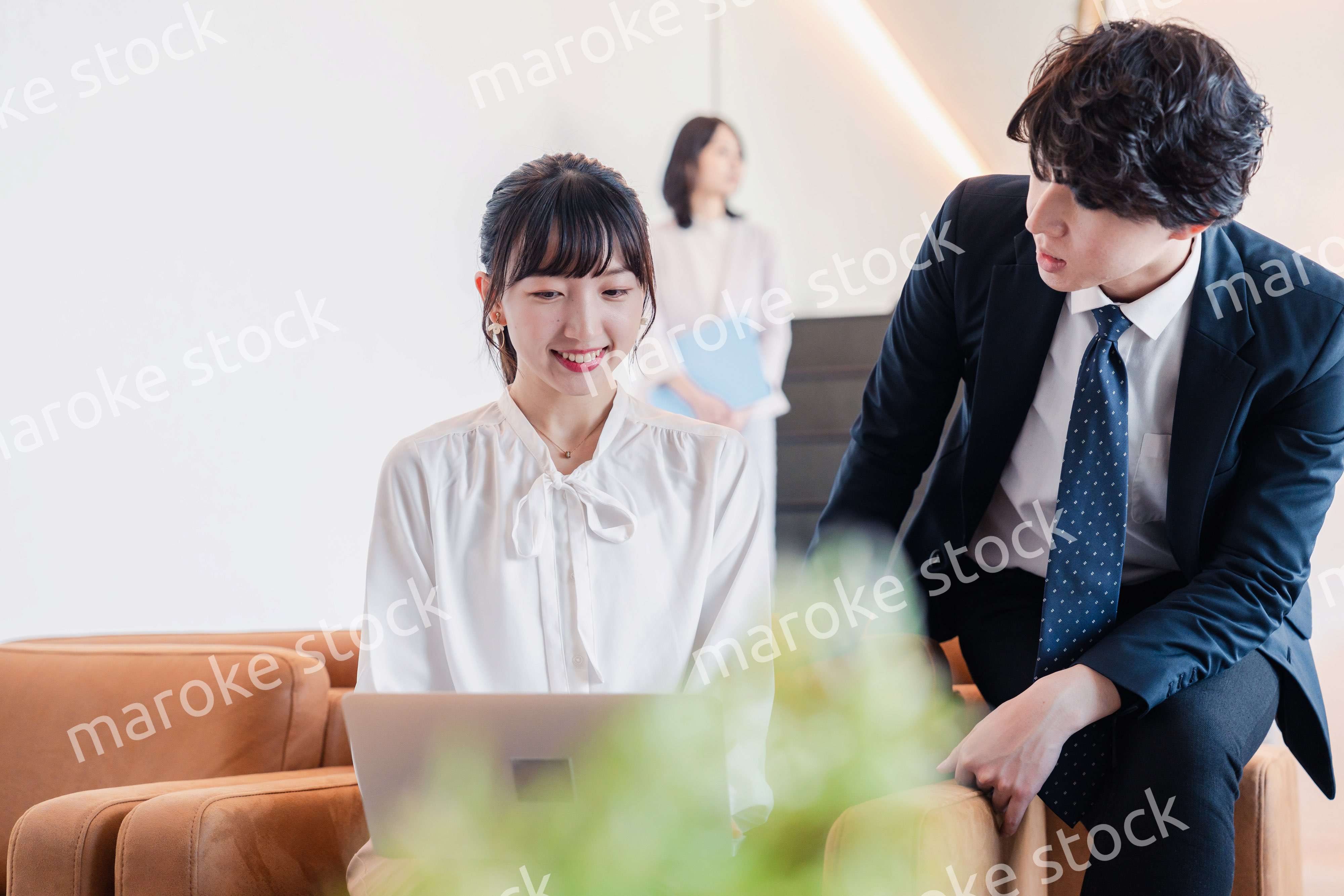 先輩から仕事のアドバイスをもらうビジネスウーマン