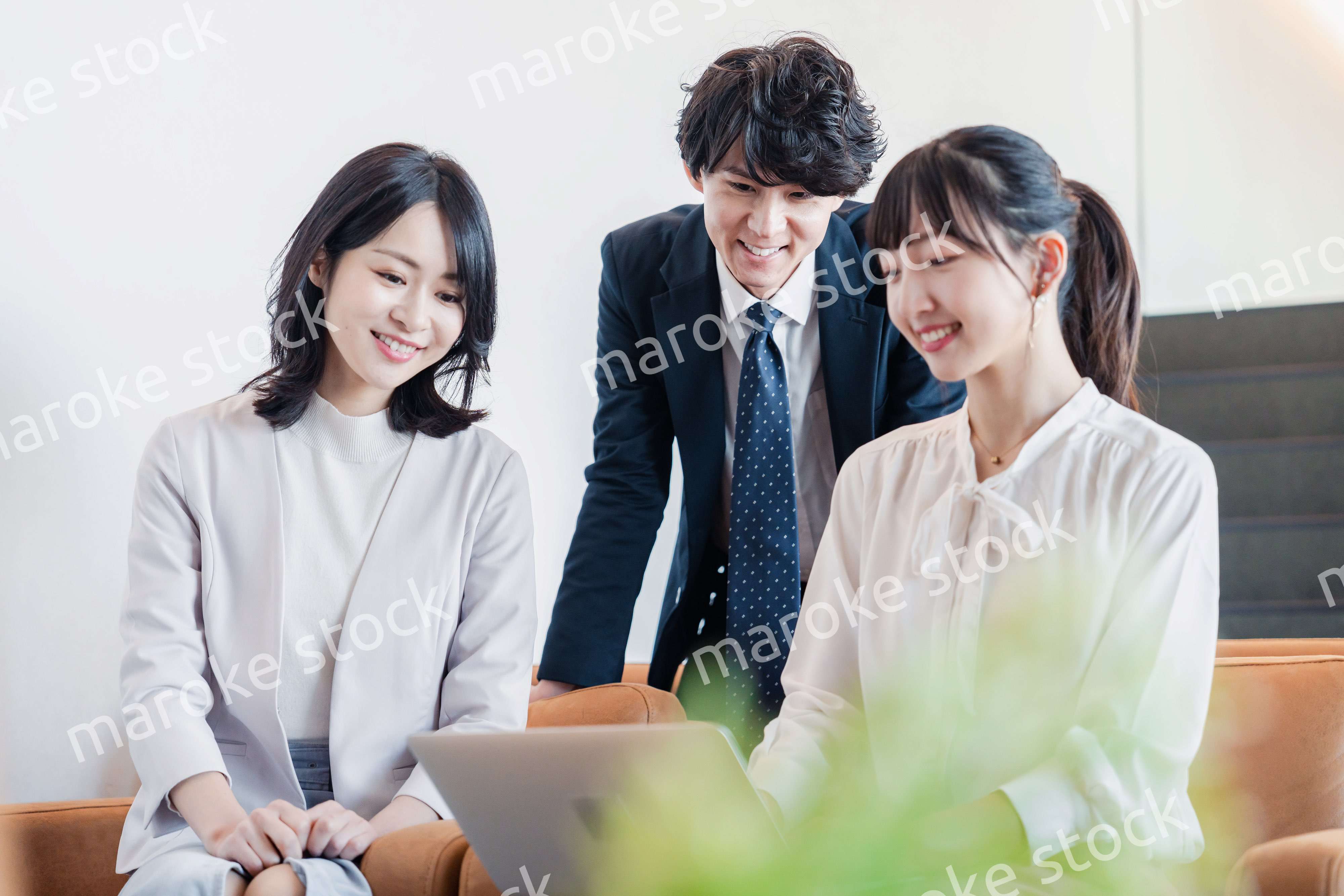 オフィスで打ち合わせをするビジネスパーソン