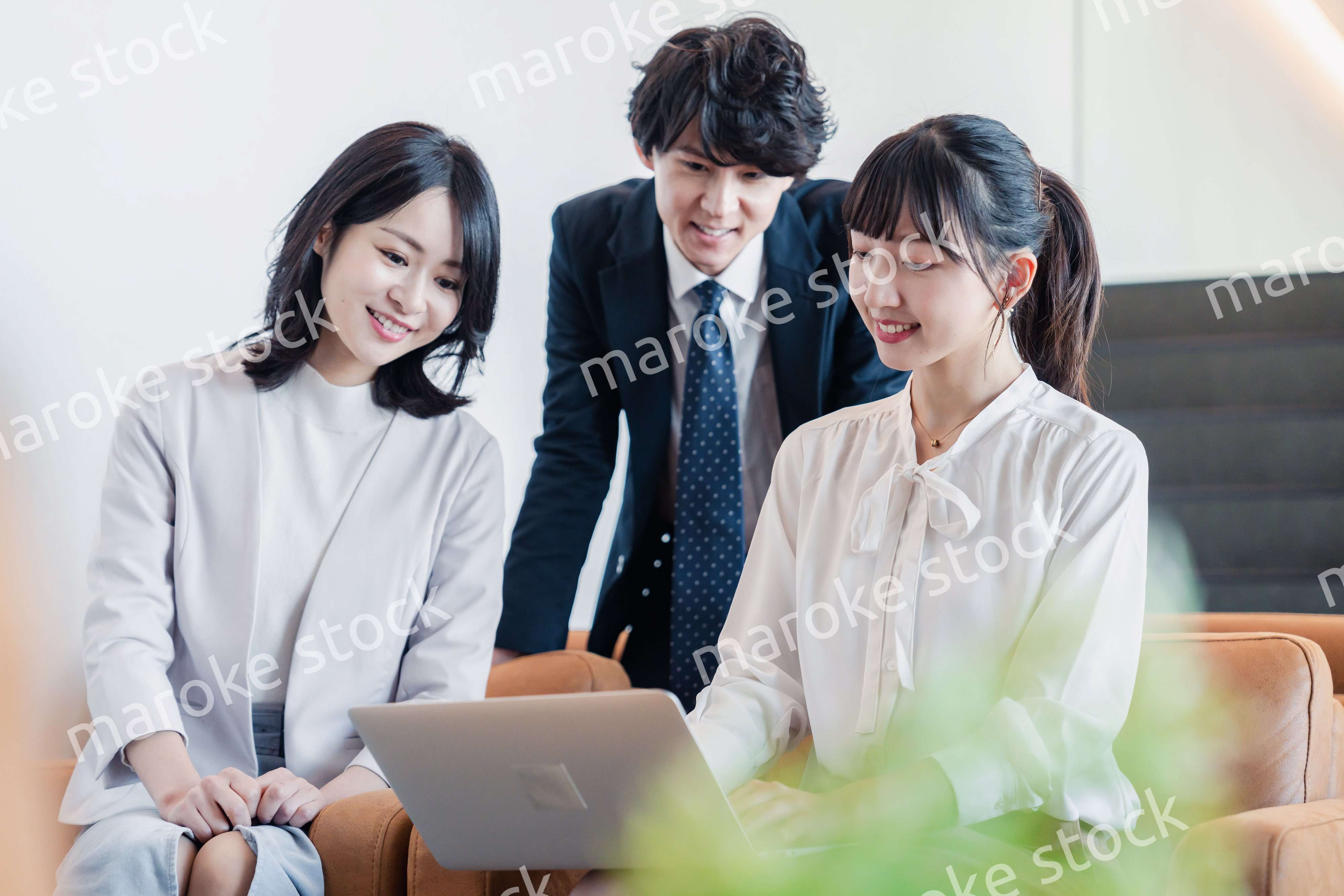 オフィスで打ち合わせをするビジネスパーソン