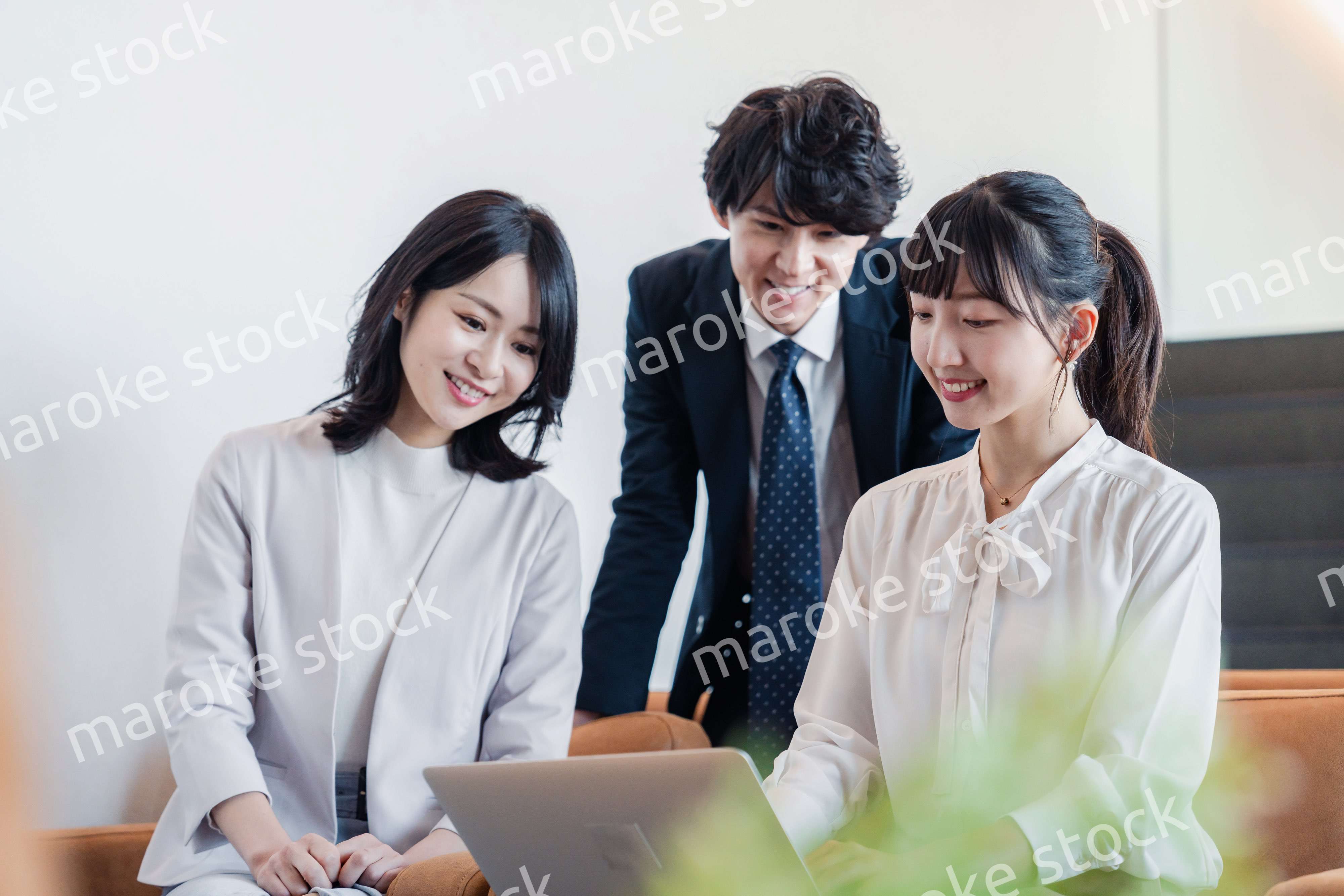 オフィスで打ち合わせをするビジネスパーソン