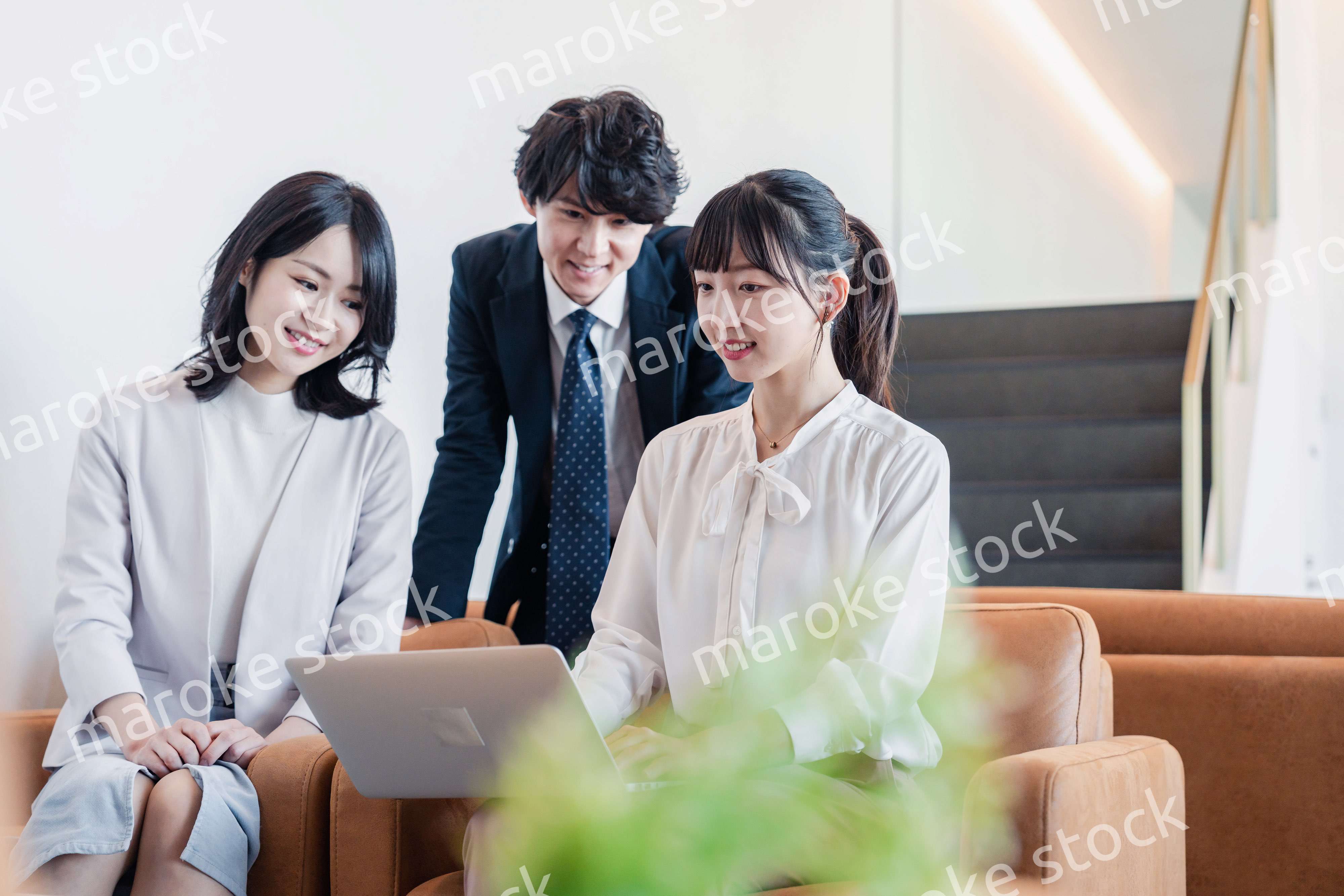 オフィスで打ち合わせをするビジネスパーソン