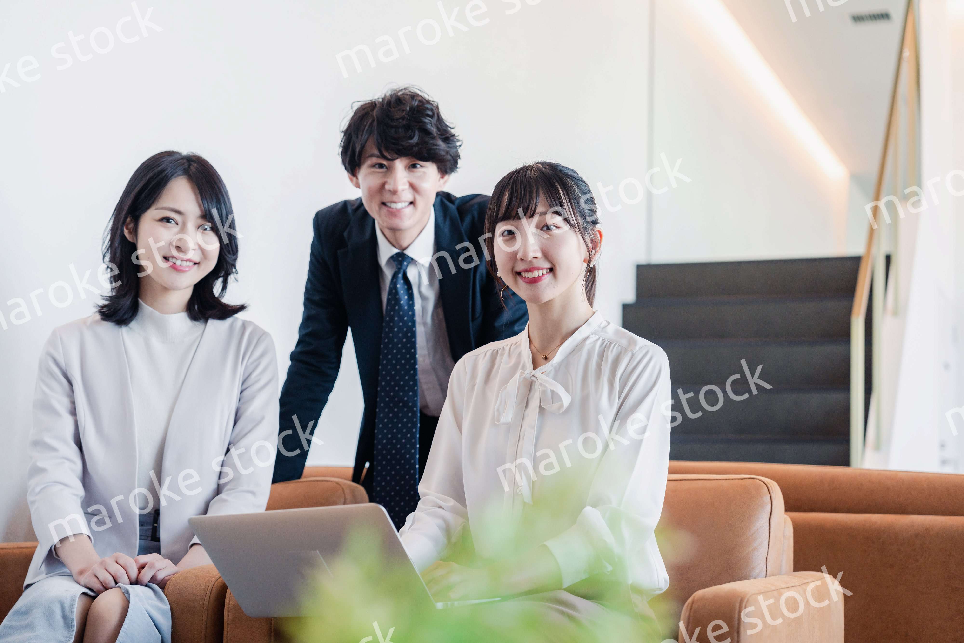 オフィスで打ち合わせをするビジネスパーソン