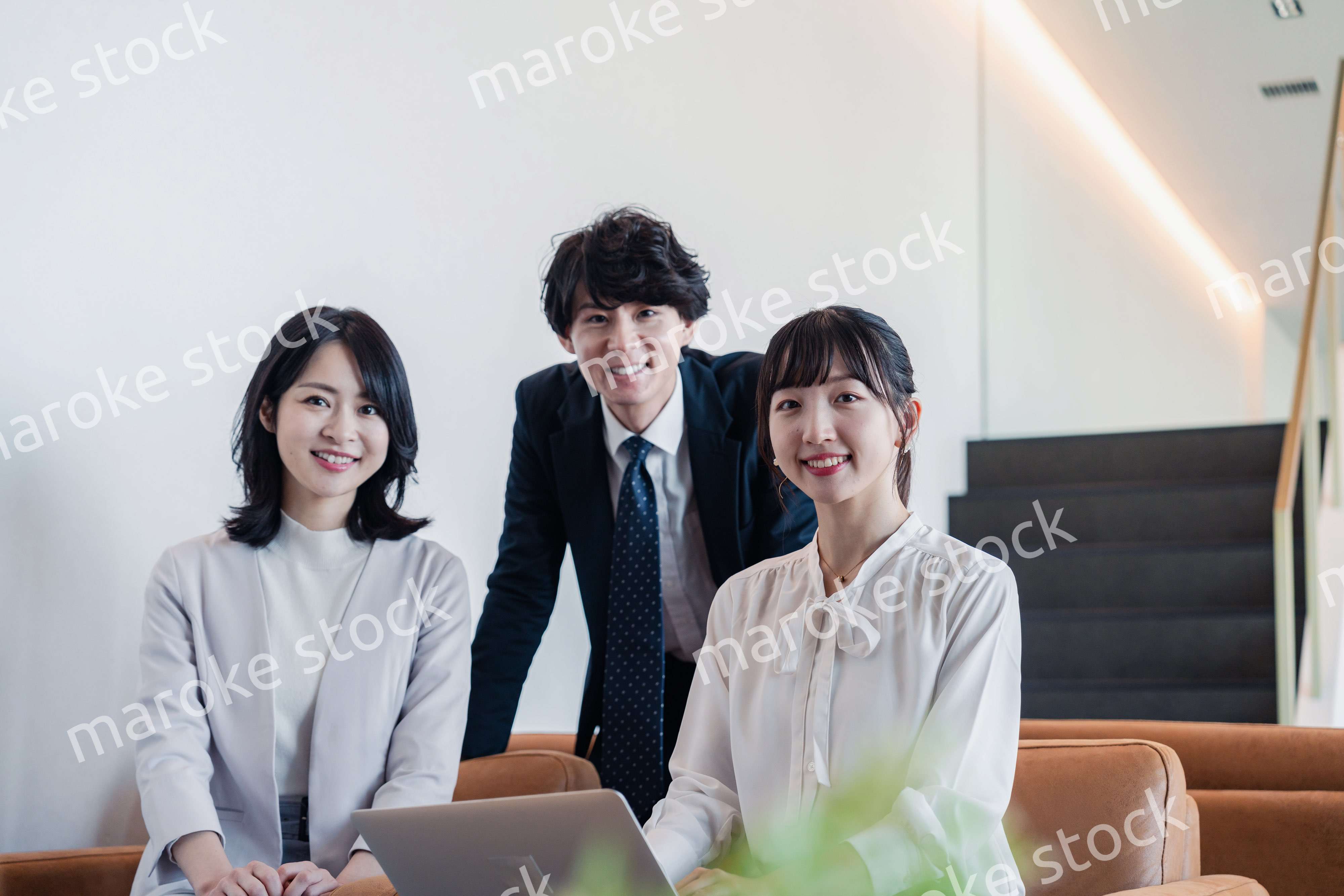オフィスで打ち合わせをするビジネスパーソン