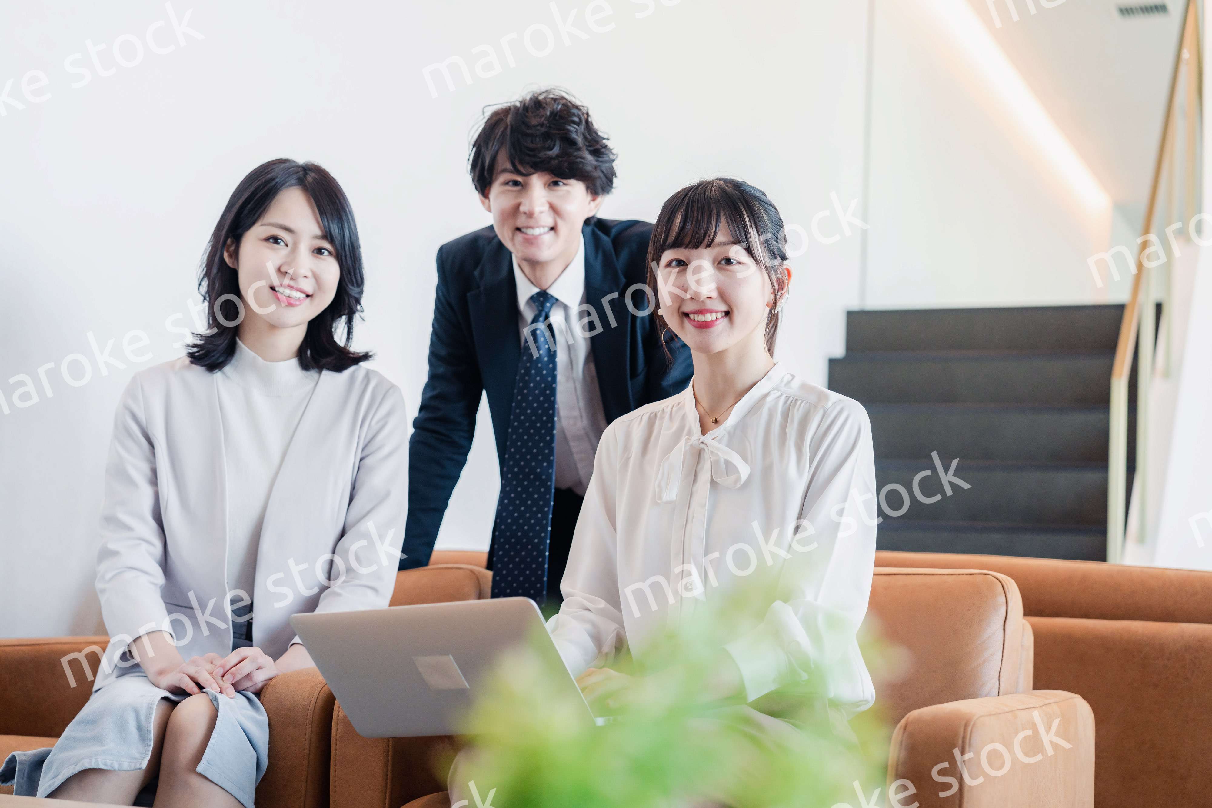 オフィスで打ち合わせをするビジネスパーソン