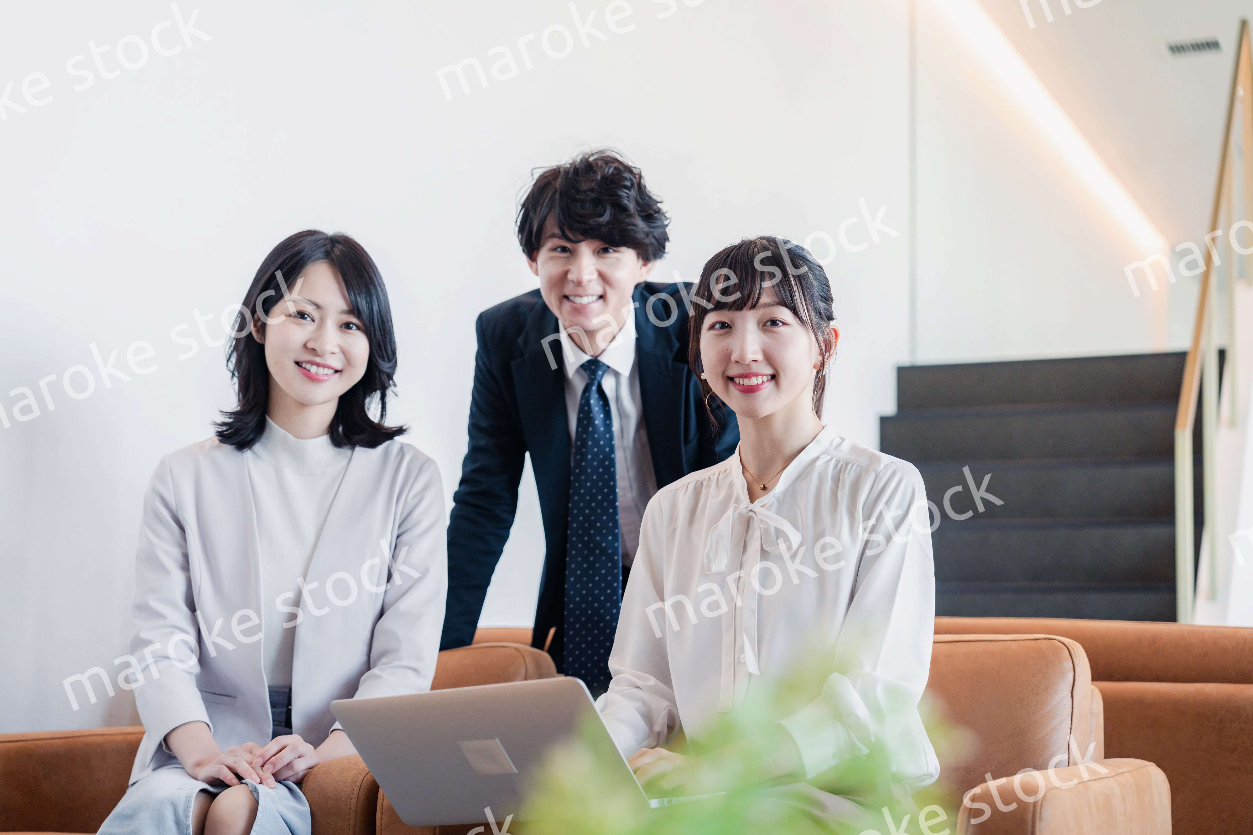 オフィスで打ち合わせをするビジネスパーソン