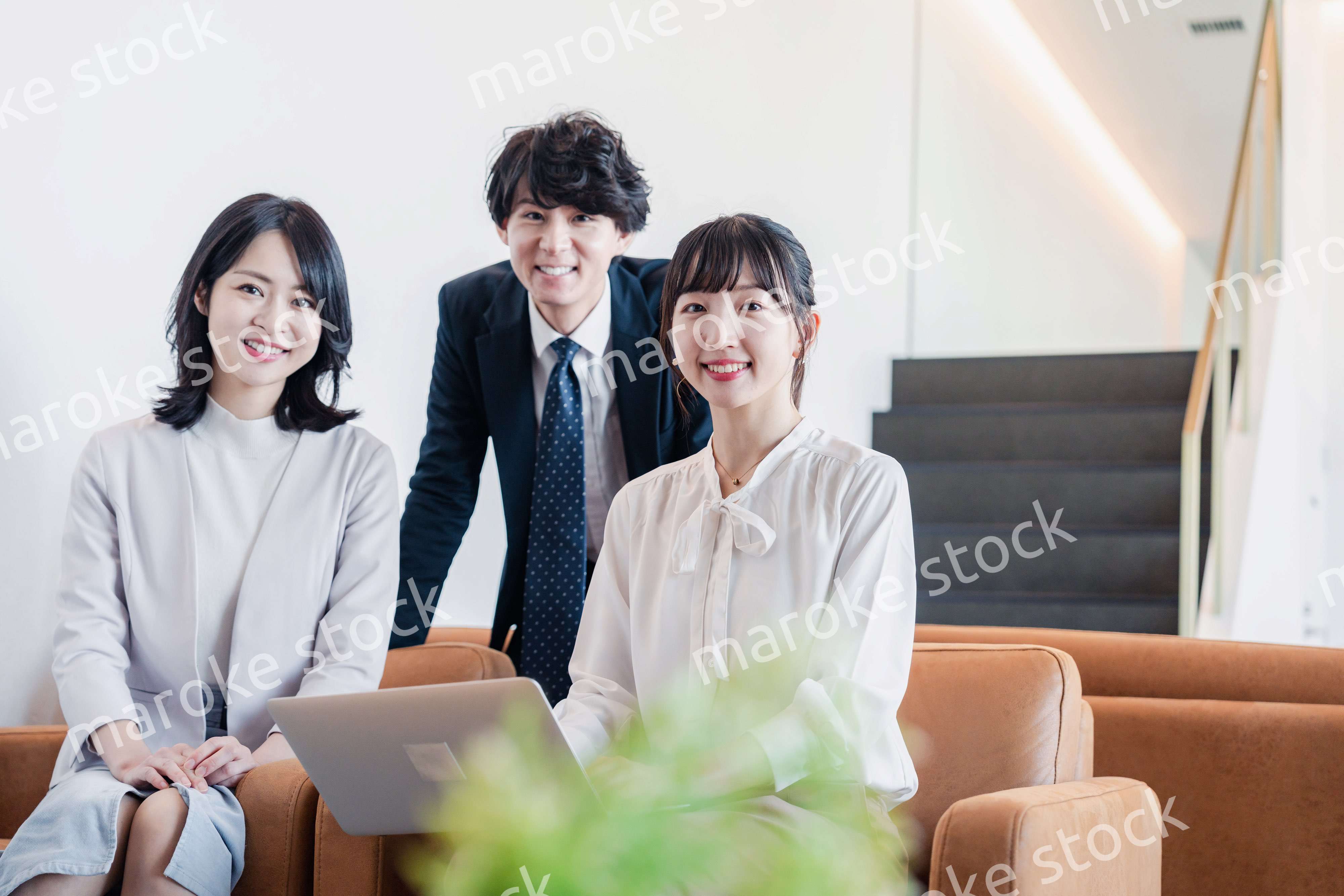 オフィスで打ち合わせをするビジネスパーソン