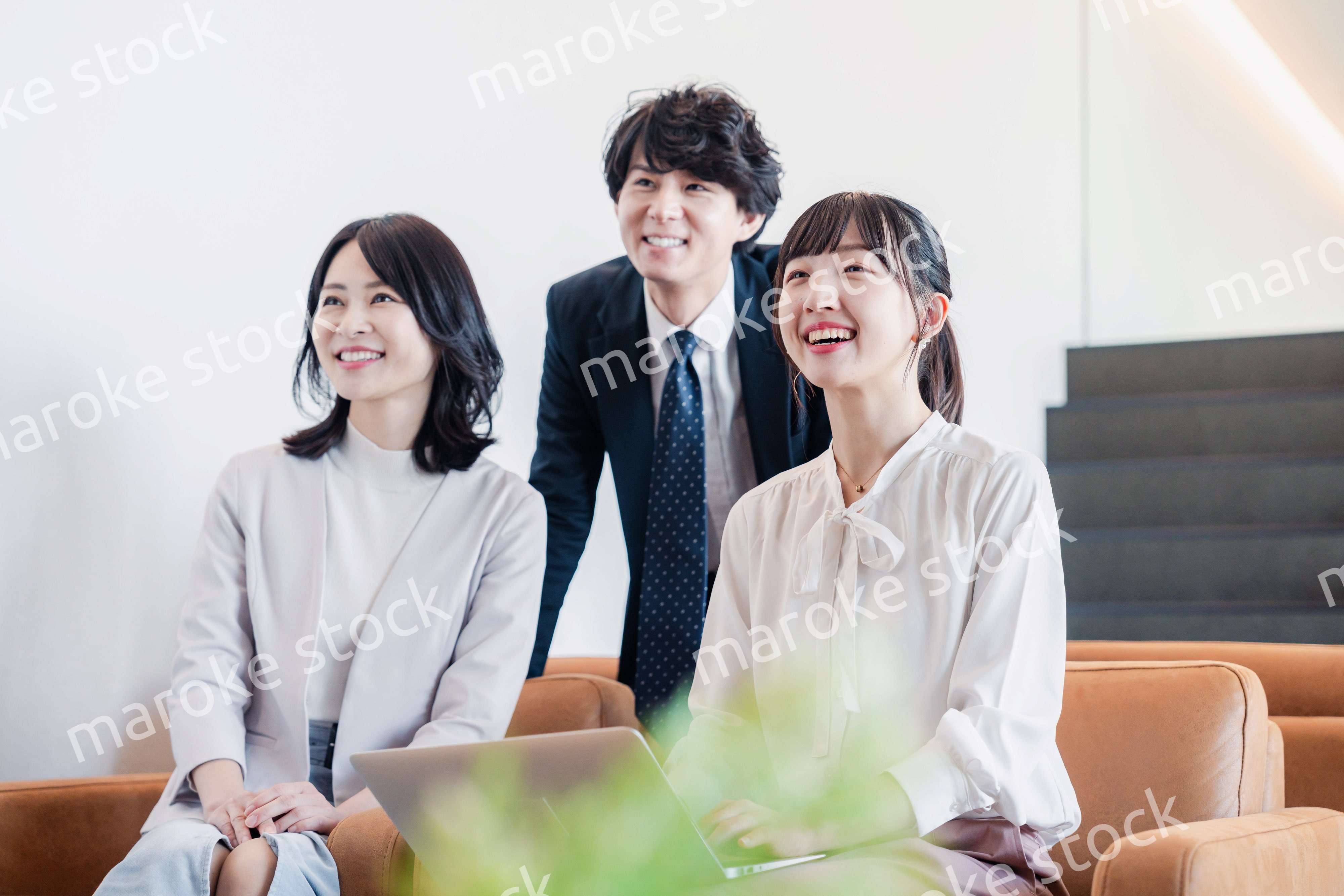 オフィスで資料を共有するビジネスパーソン