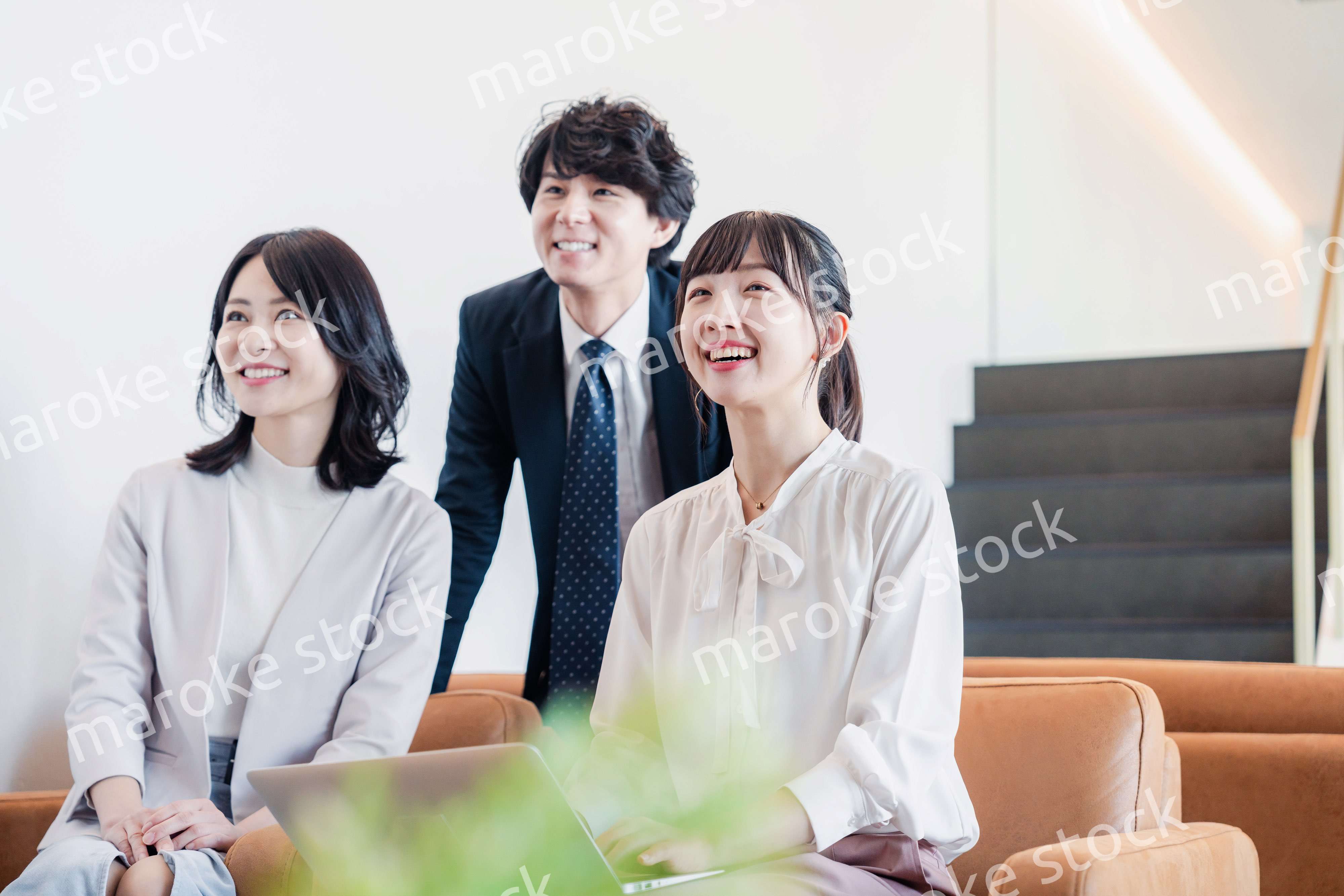 オフィスで資料を共有するビジネスパーソン