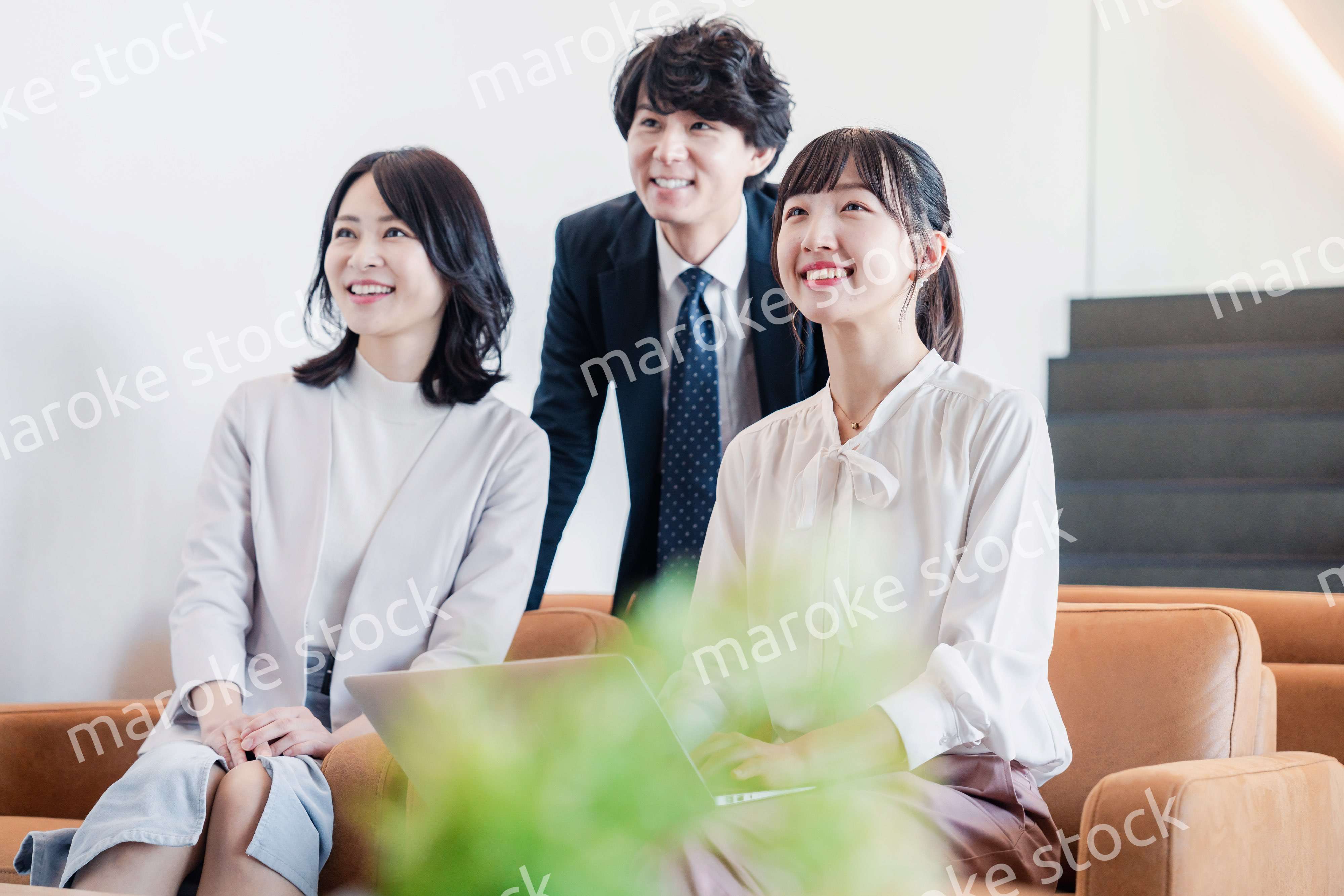 オフィスで資料を共有するビジネスパーソン