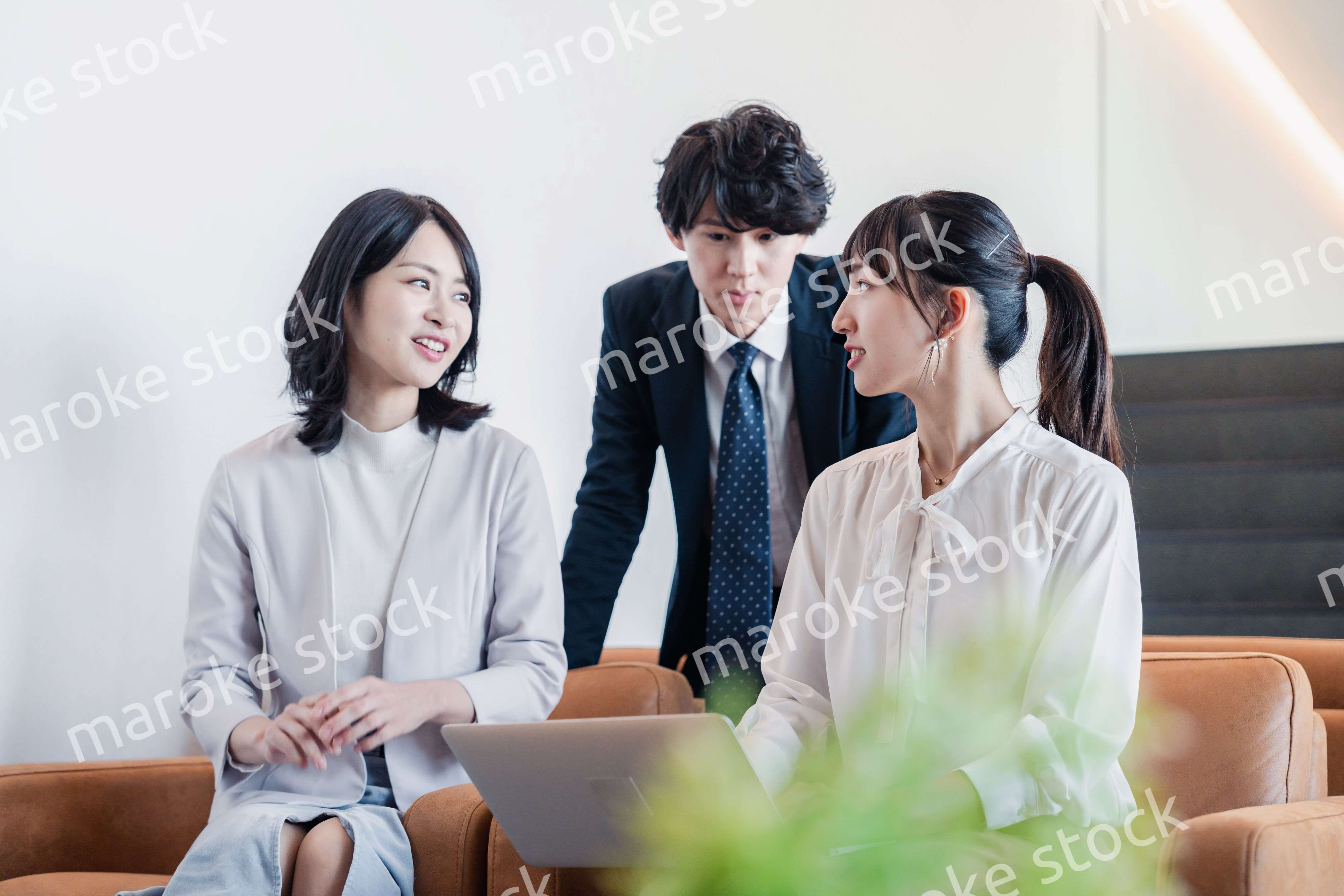 オフィスで打ち合わせをするビジネスパーソン