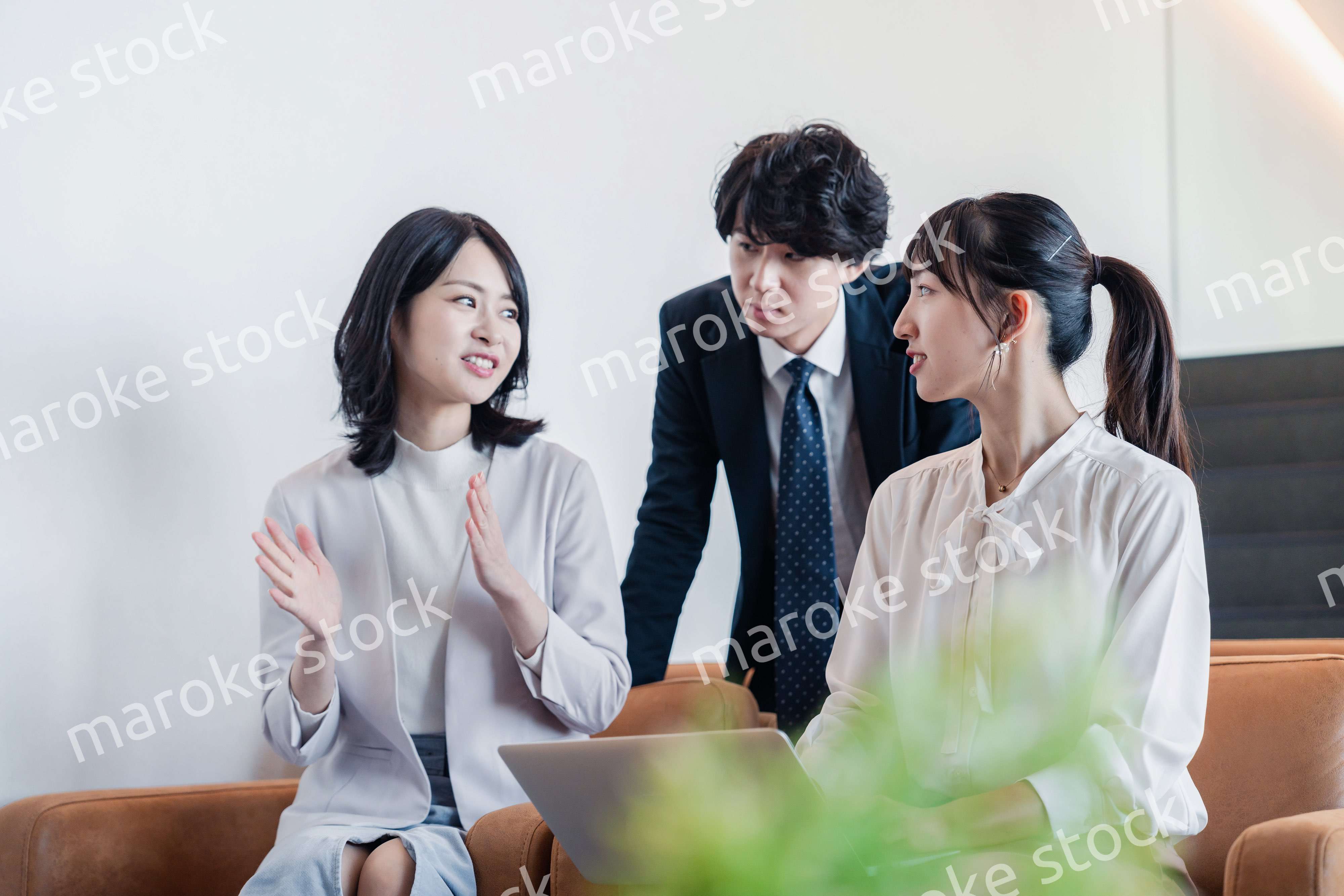 オフィスで打ち合わせをするビジネスパーソン