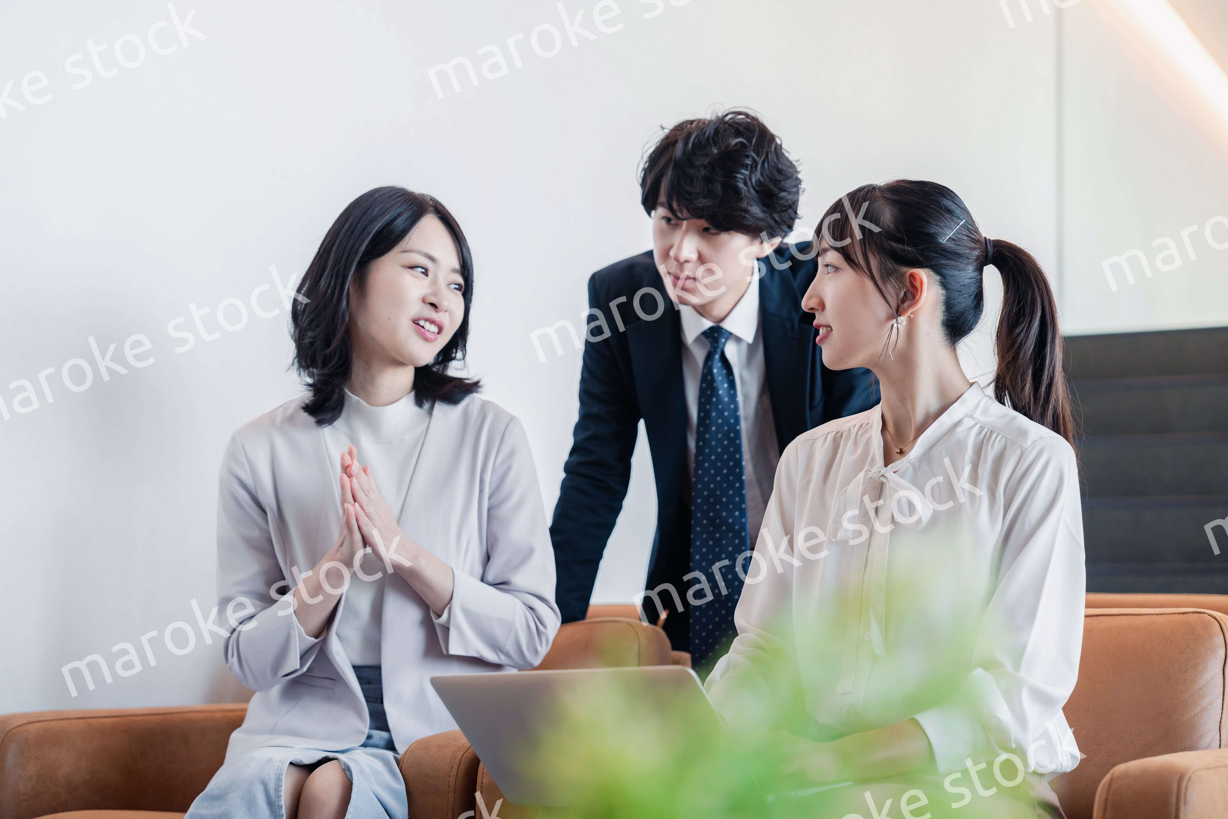 オフィスで打ち合わせをするビジネスパーソン