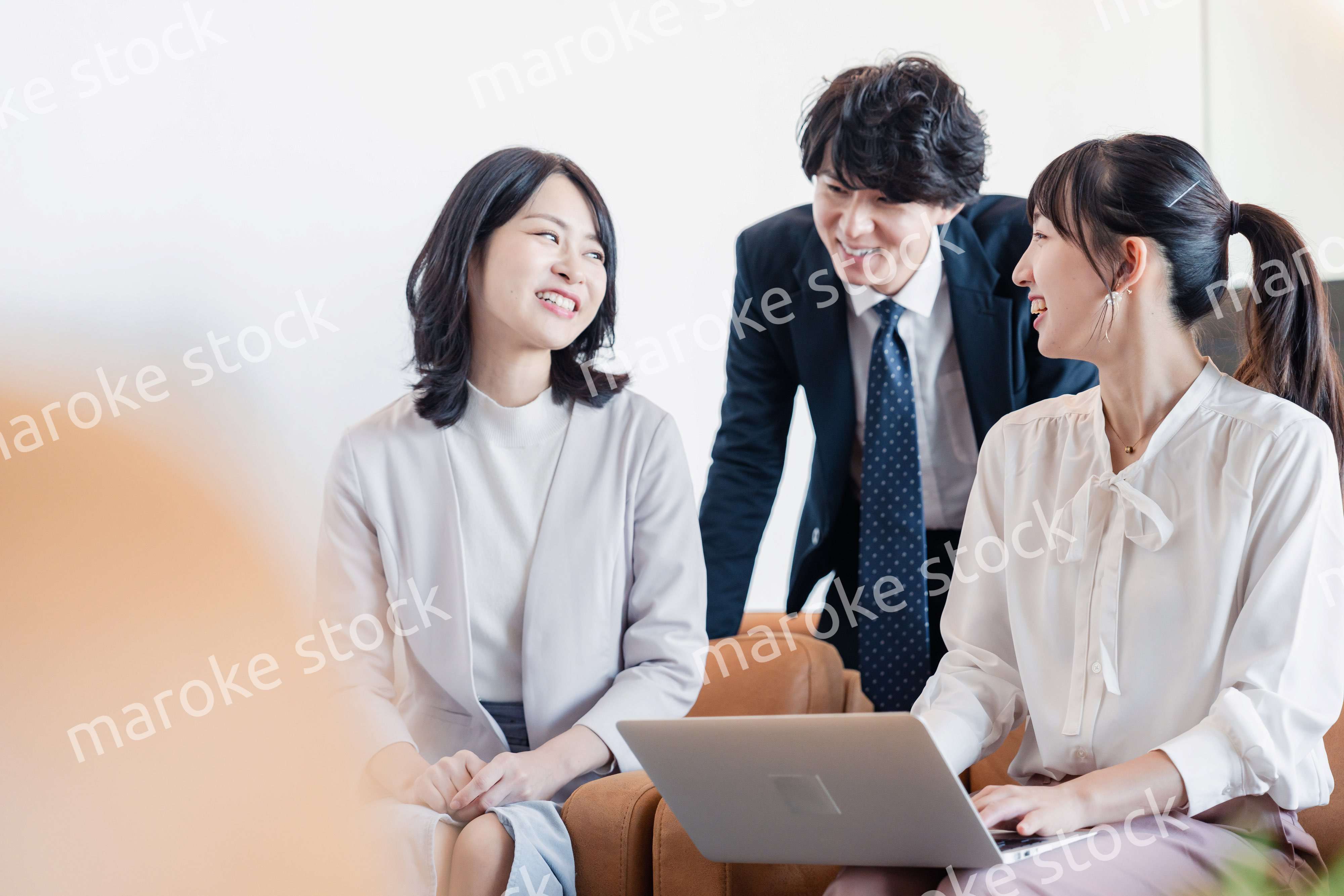 オフィスで打ち合わせをするビジネスパーソン