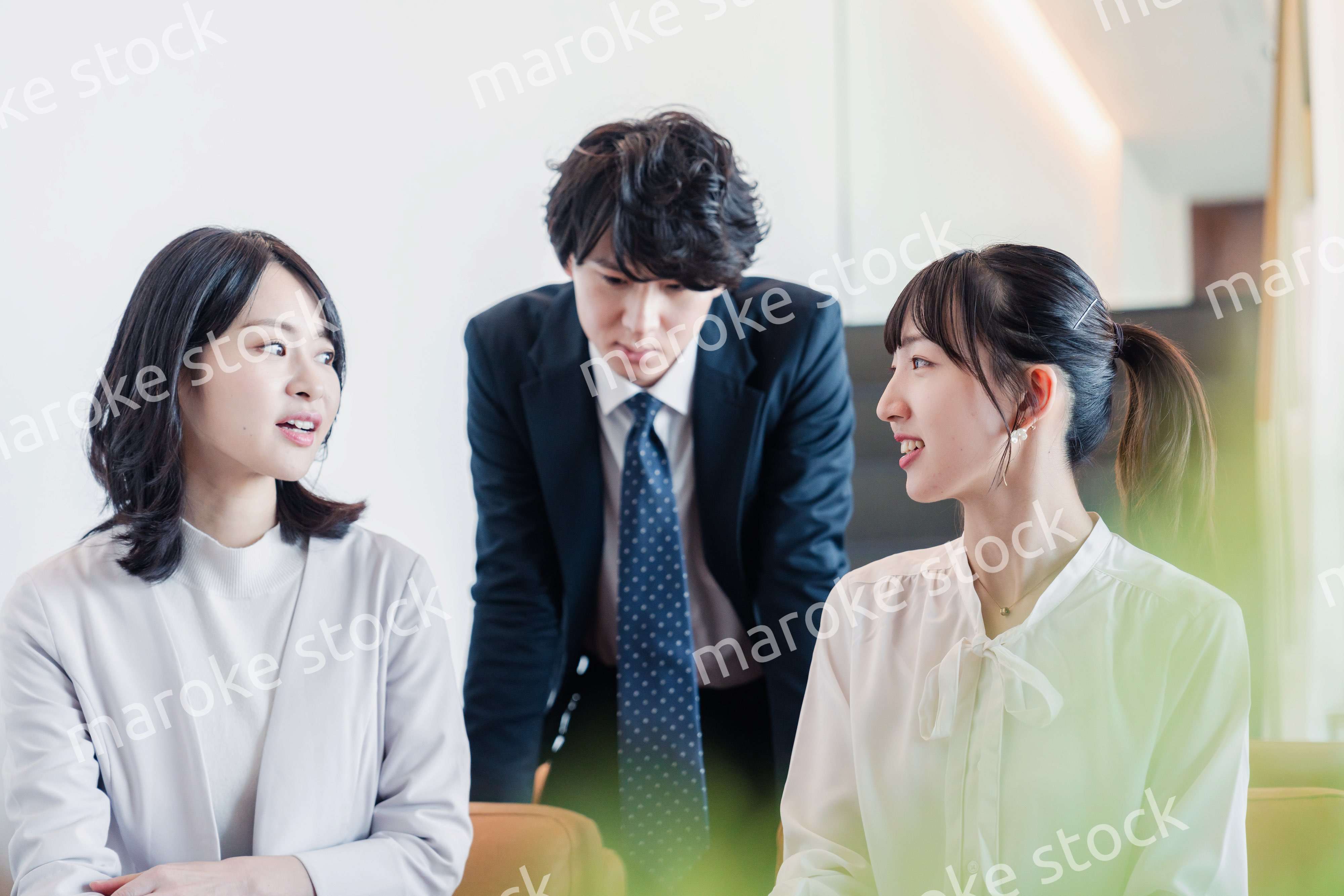 オフィスで打ち合わせをするビジネスパーソン