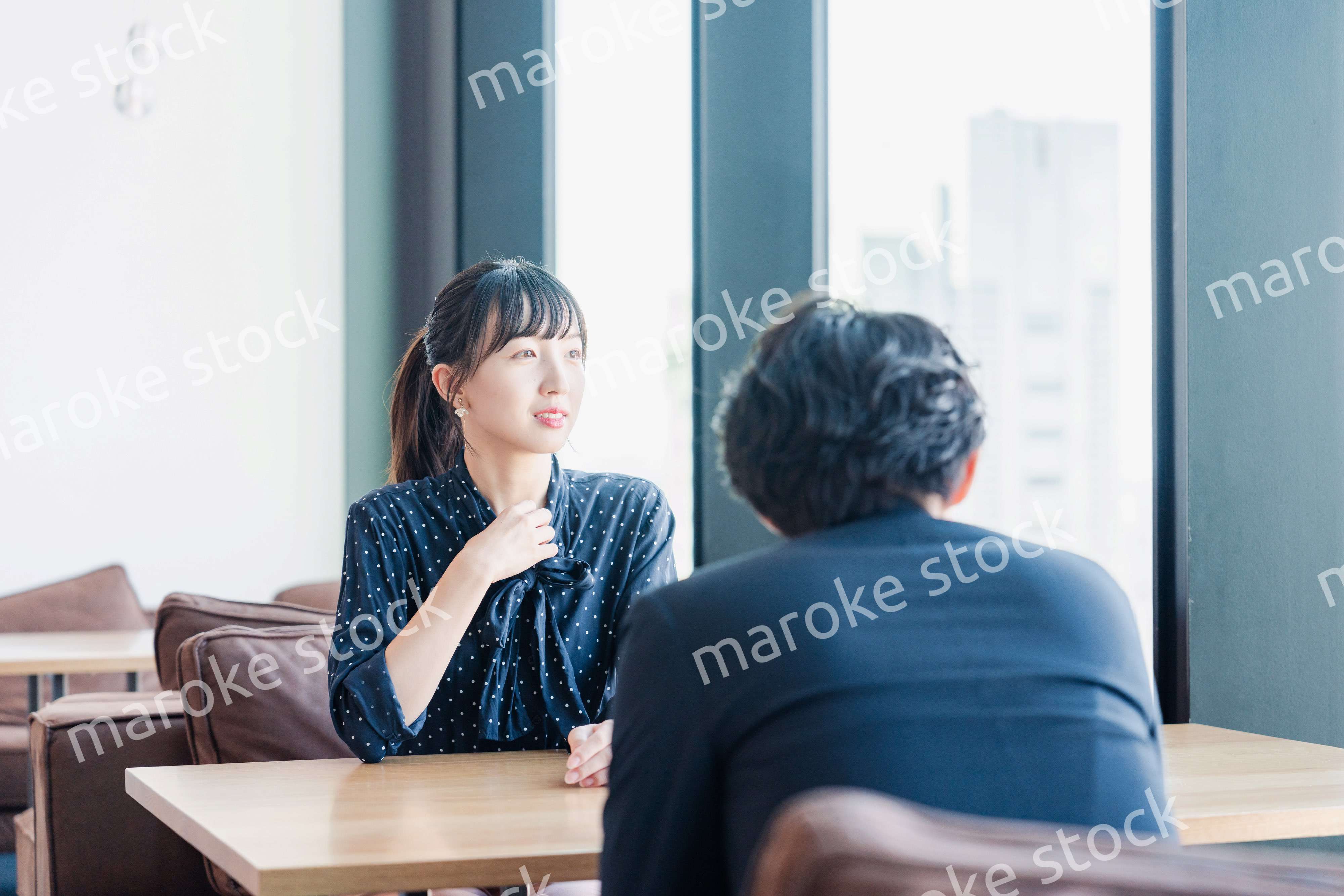 上司と1on1ミーティングをするビジネスウーマン
