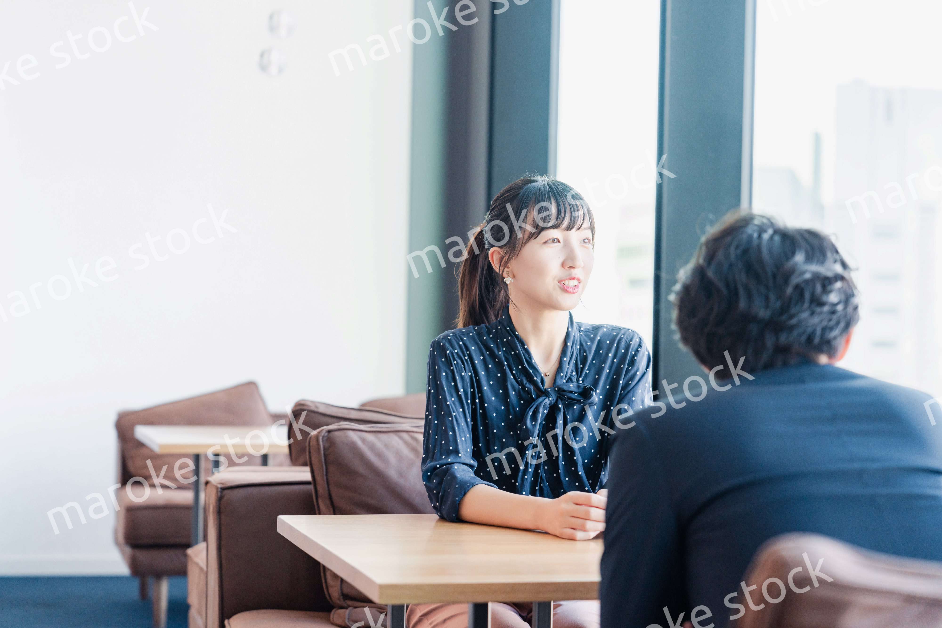 上司と1on1ミーティングをするビジネスウーマン