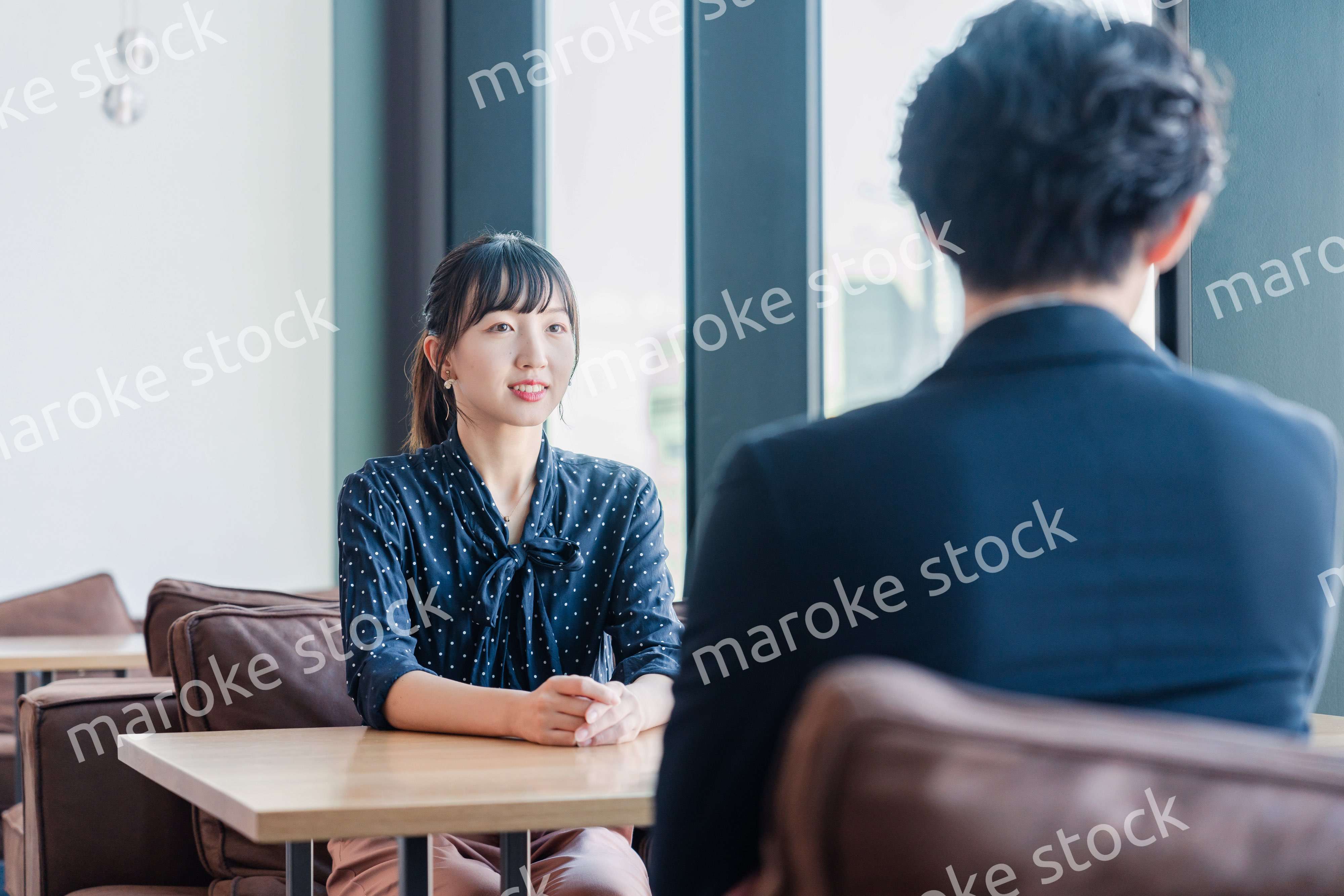 上司と1on1ミーティングをするビジネスウーマン