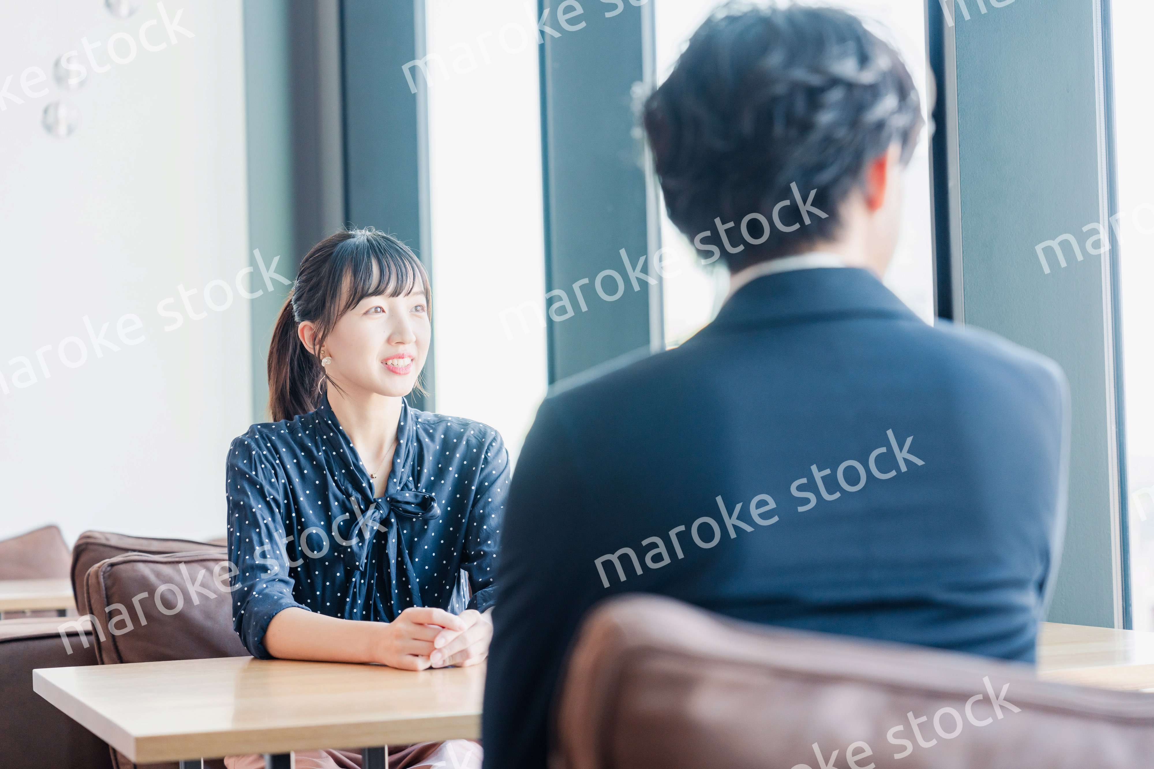 上司と1on1ミーティングをするビジネスウーマン