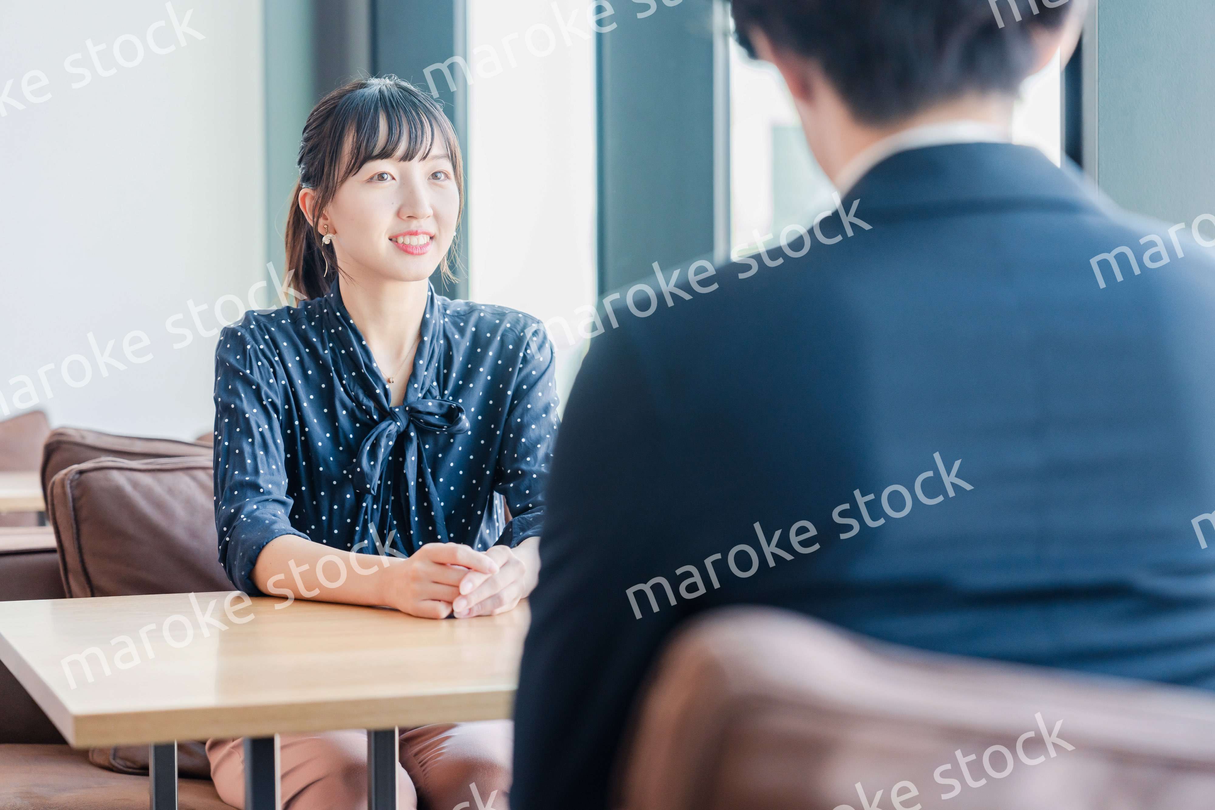 上司と1on1ミーティングをするビジネスウーマン