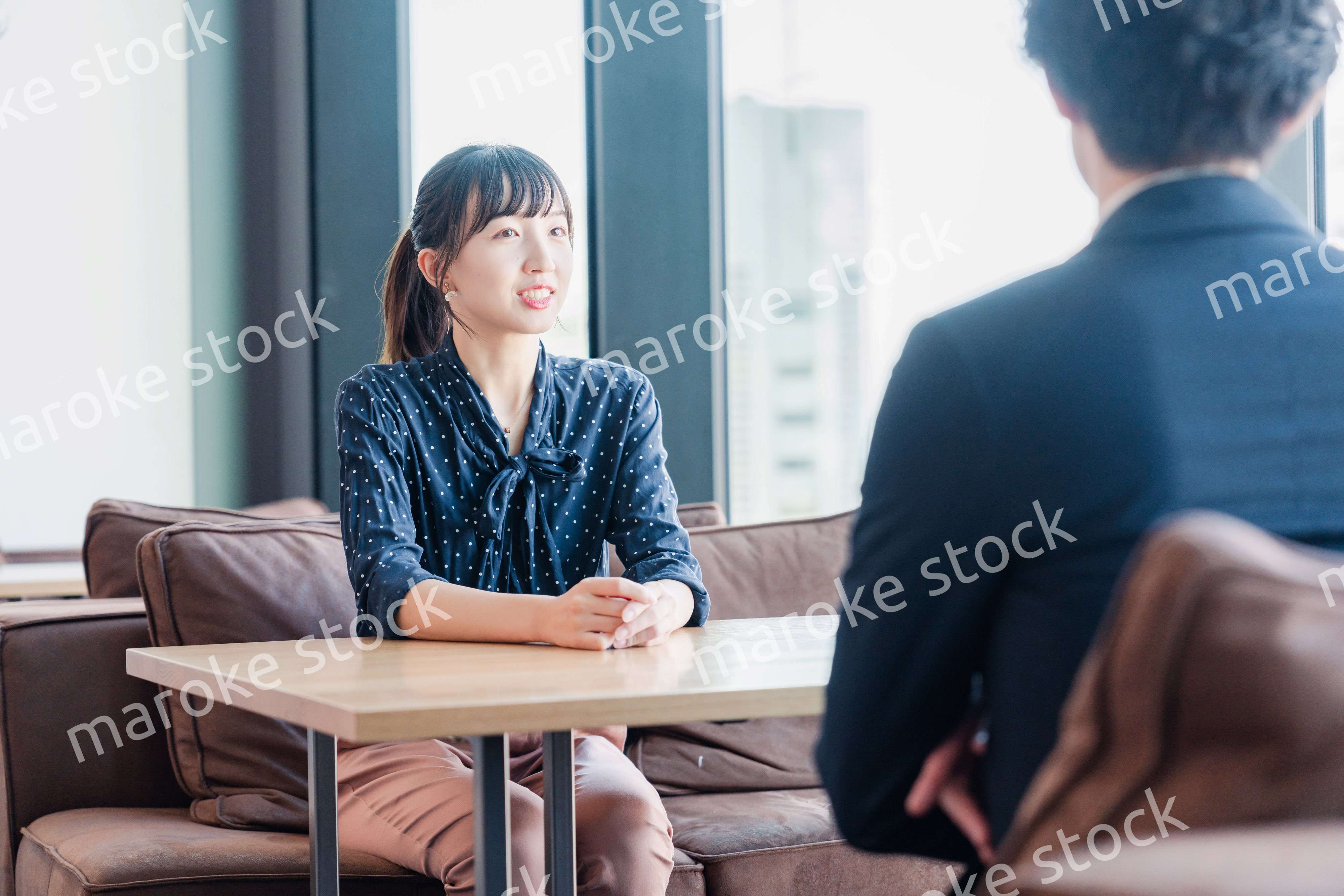 上司と1on1ミーティングをするビジネスウーマン