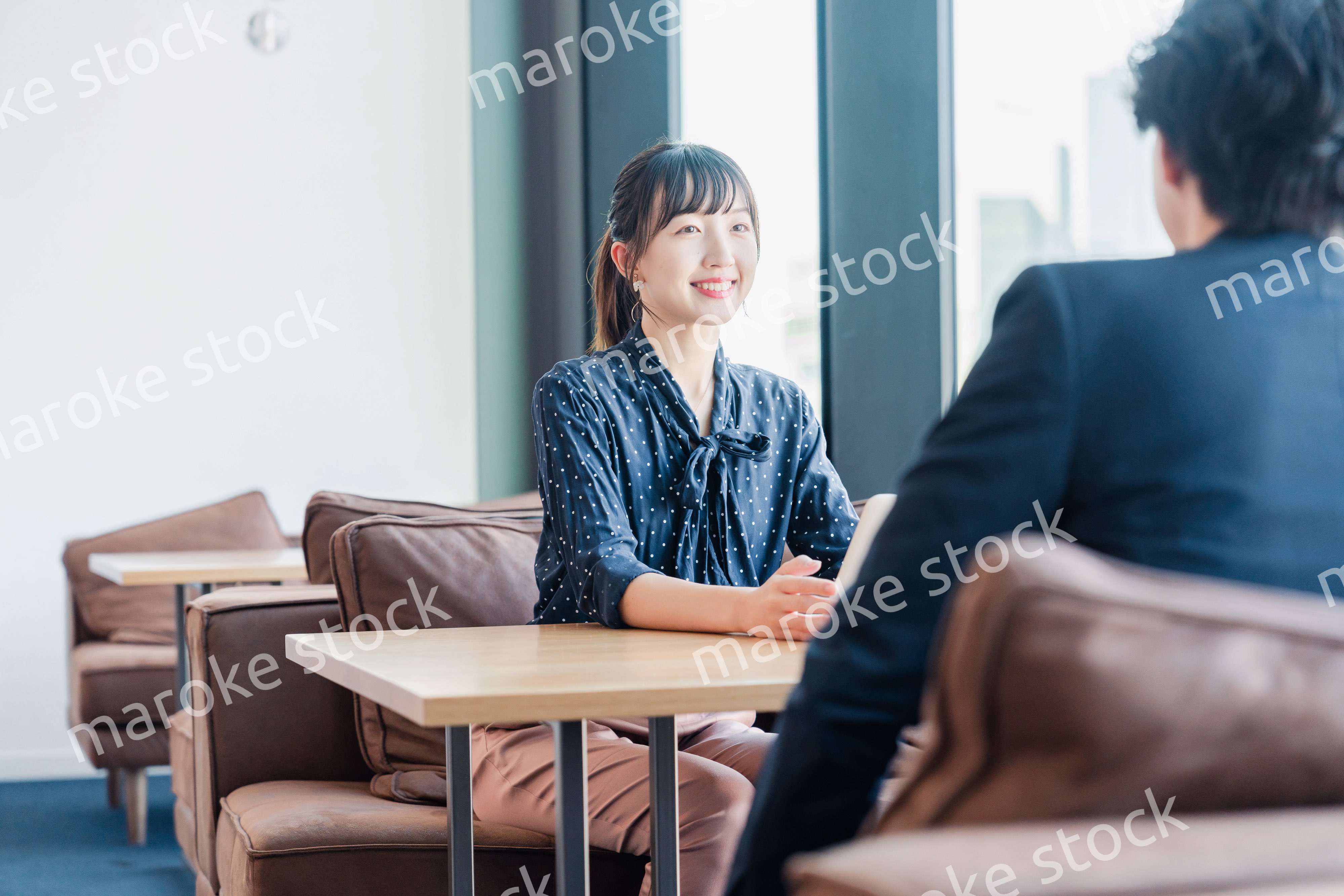 上司と1on1ミーティングをするビジネスウーマン