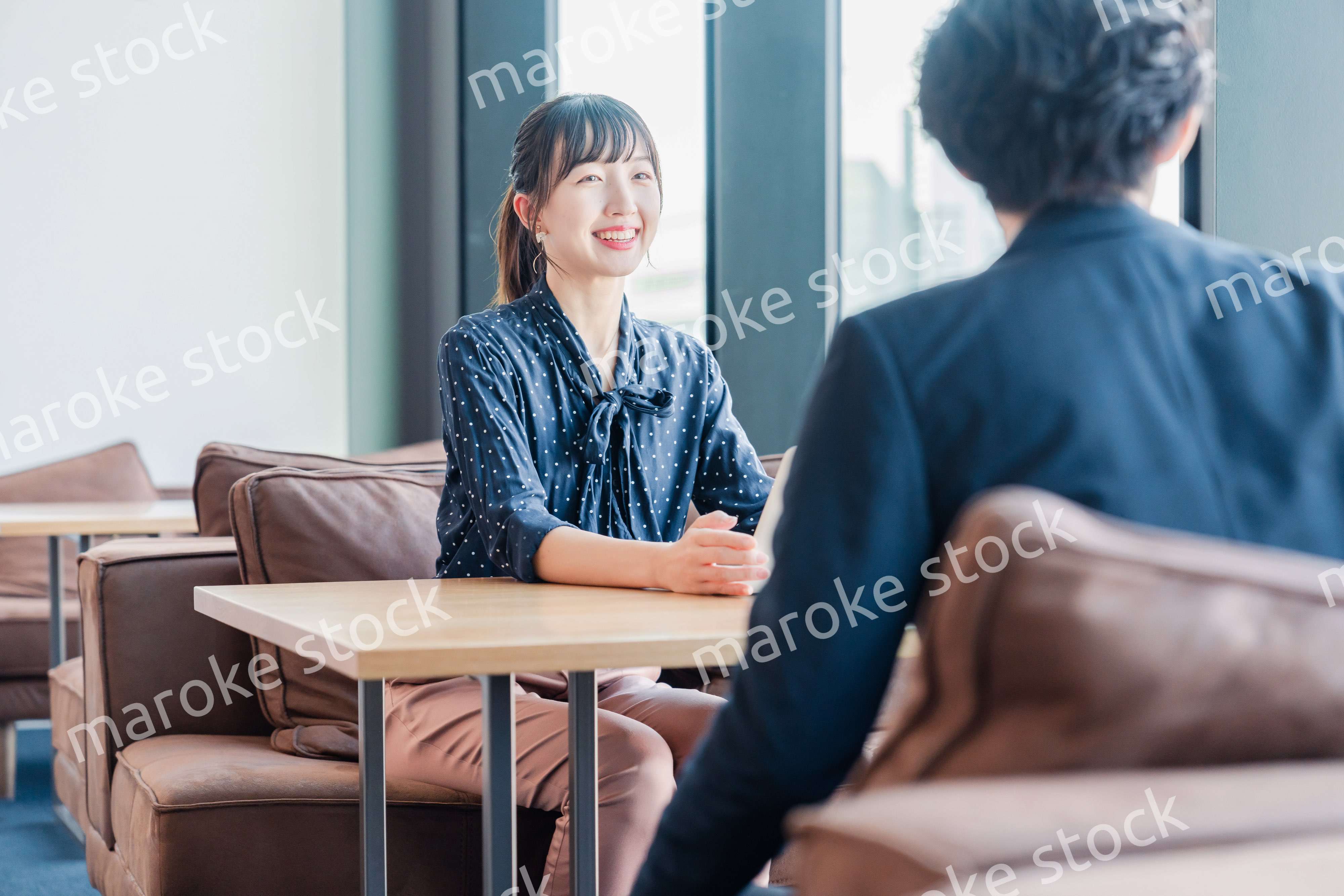 上司と1on1ミーティングをするビジネスウーマン