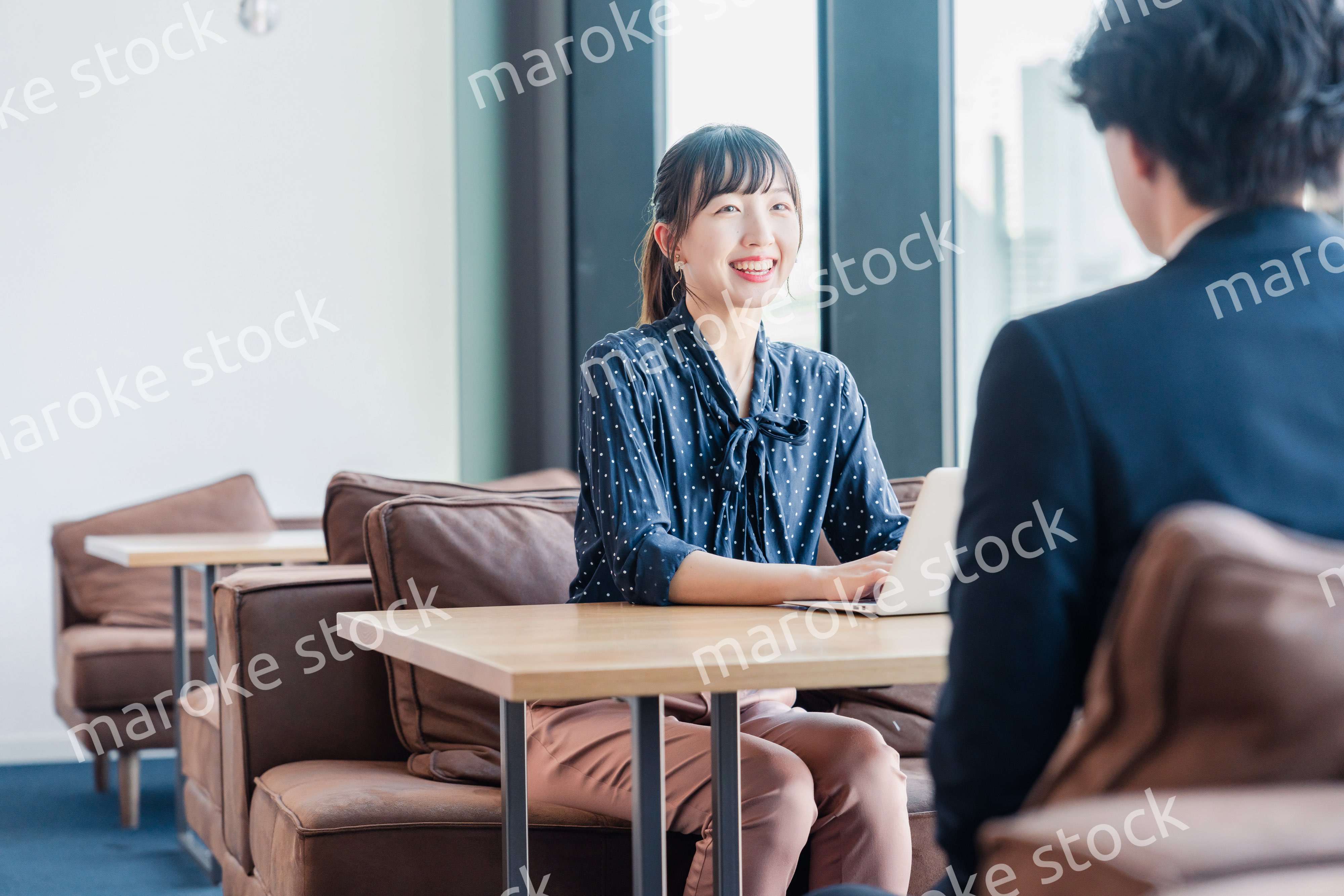 上司と1on1ミーティングをするビジネスウーマン