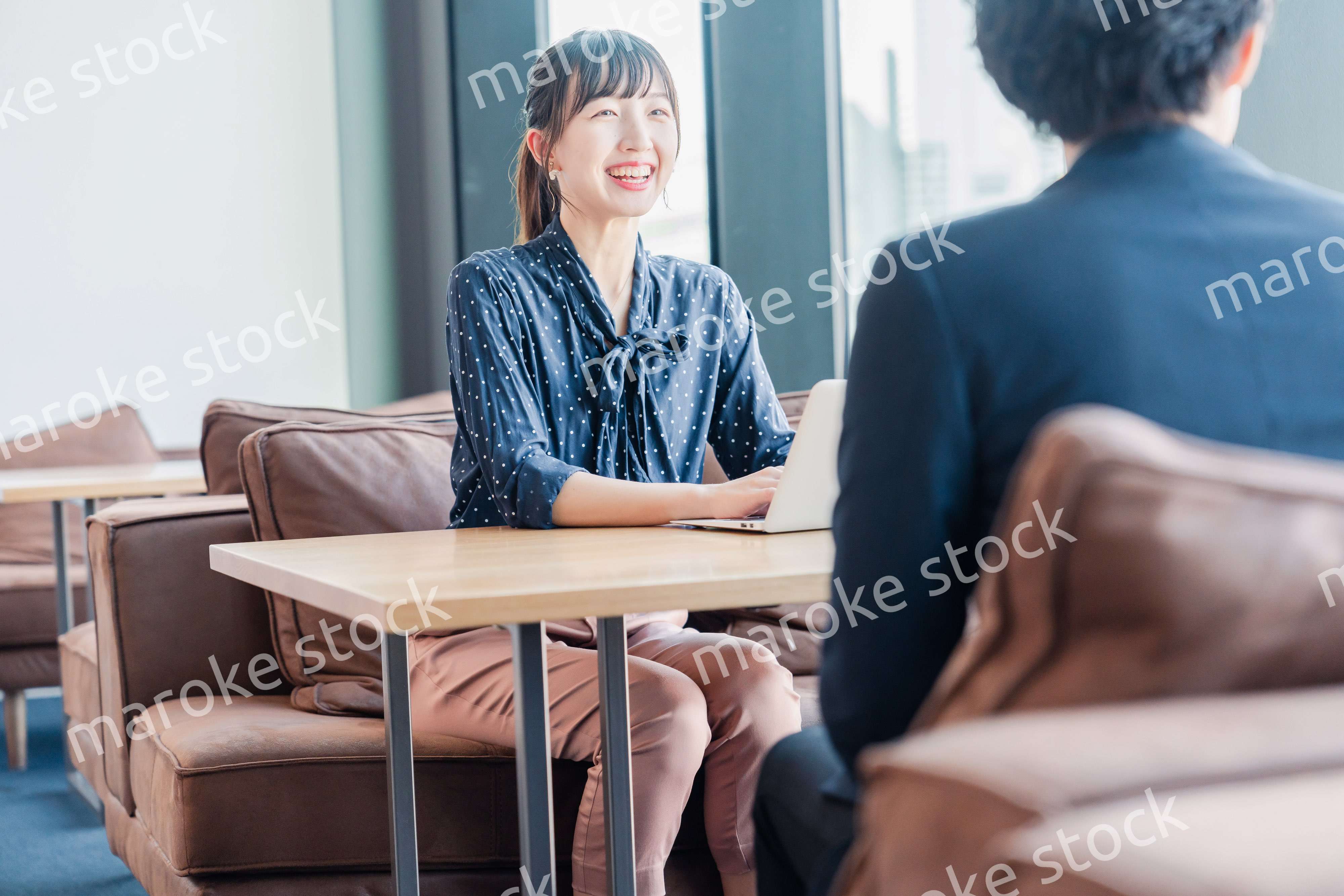 上司と1on1ミーティングをするビジネスウーマン