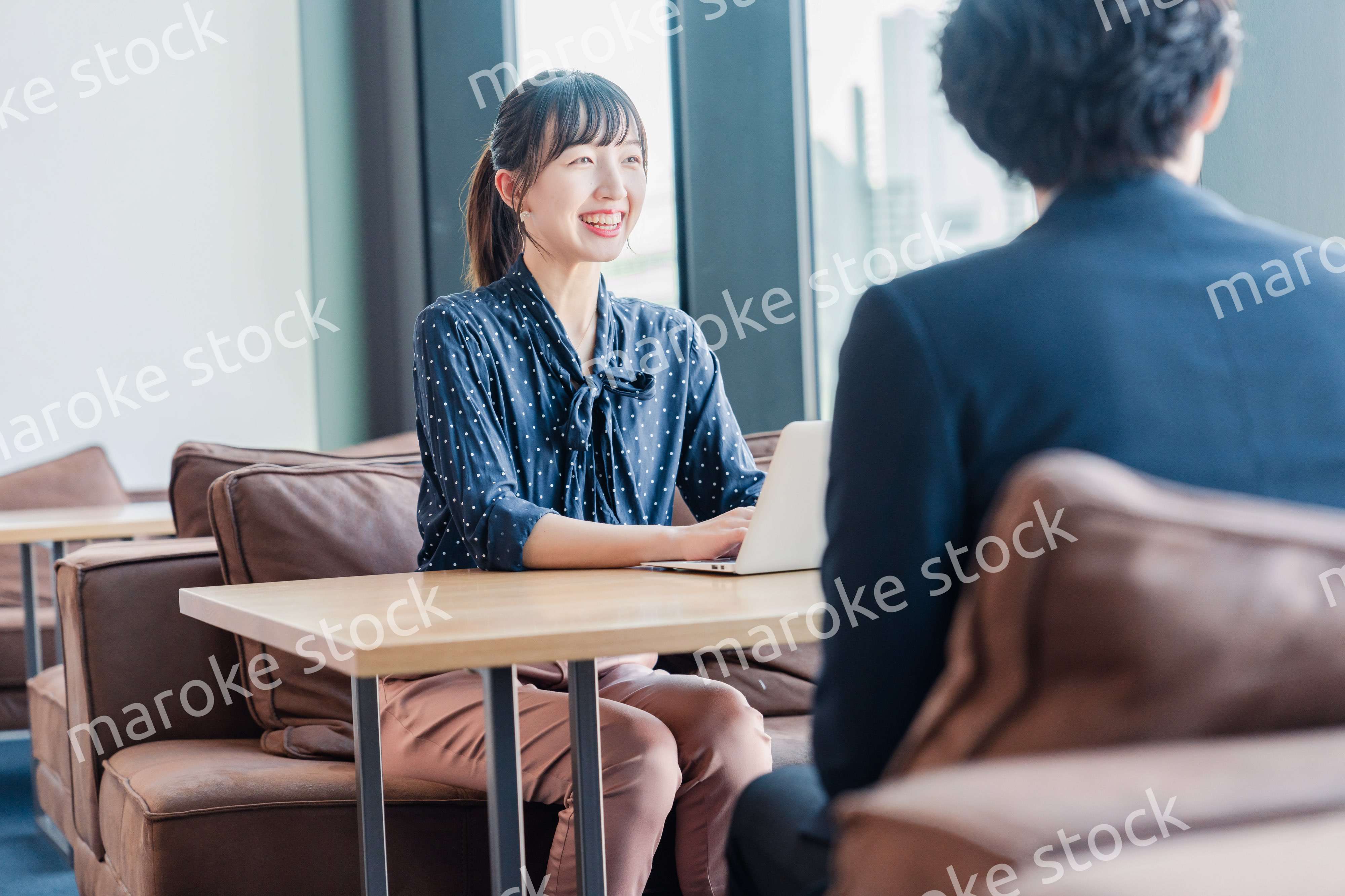 上司と1on1ミーティングをするビジネスウーマン