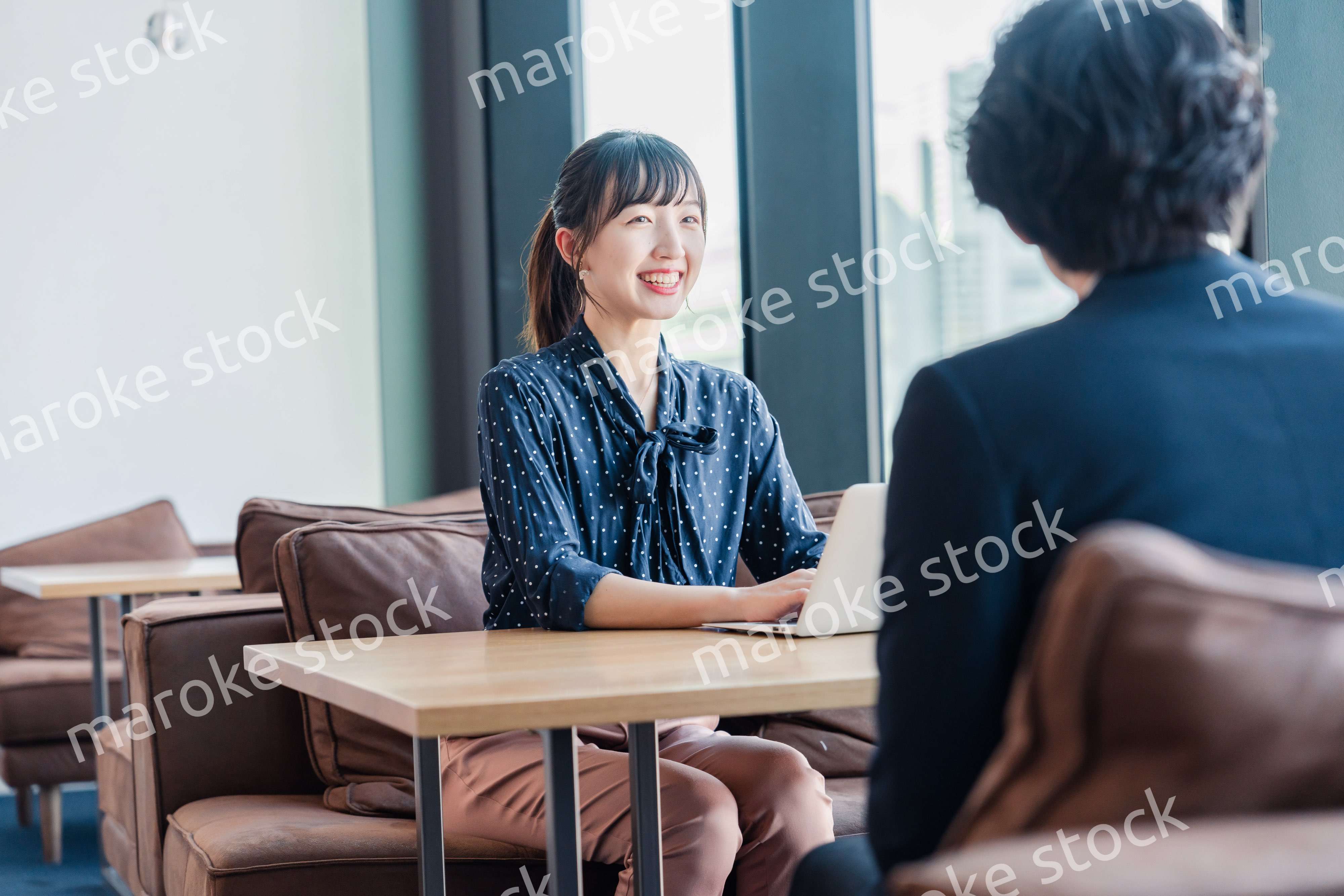 上司と1on1ミーティングをするビジネスウーマン