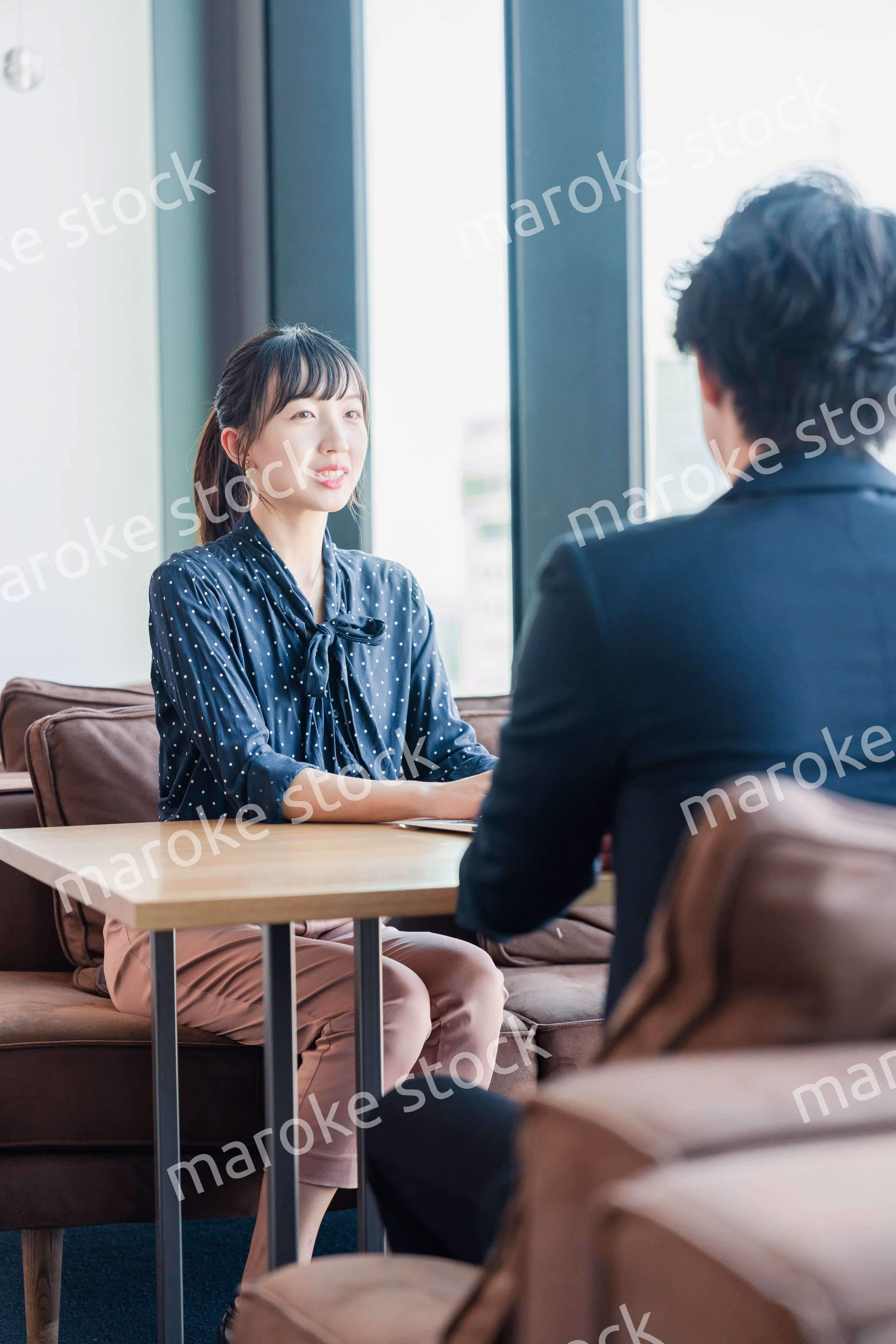 上司と1on1ミーティングをするビジネスウーマン